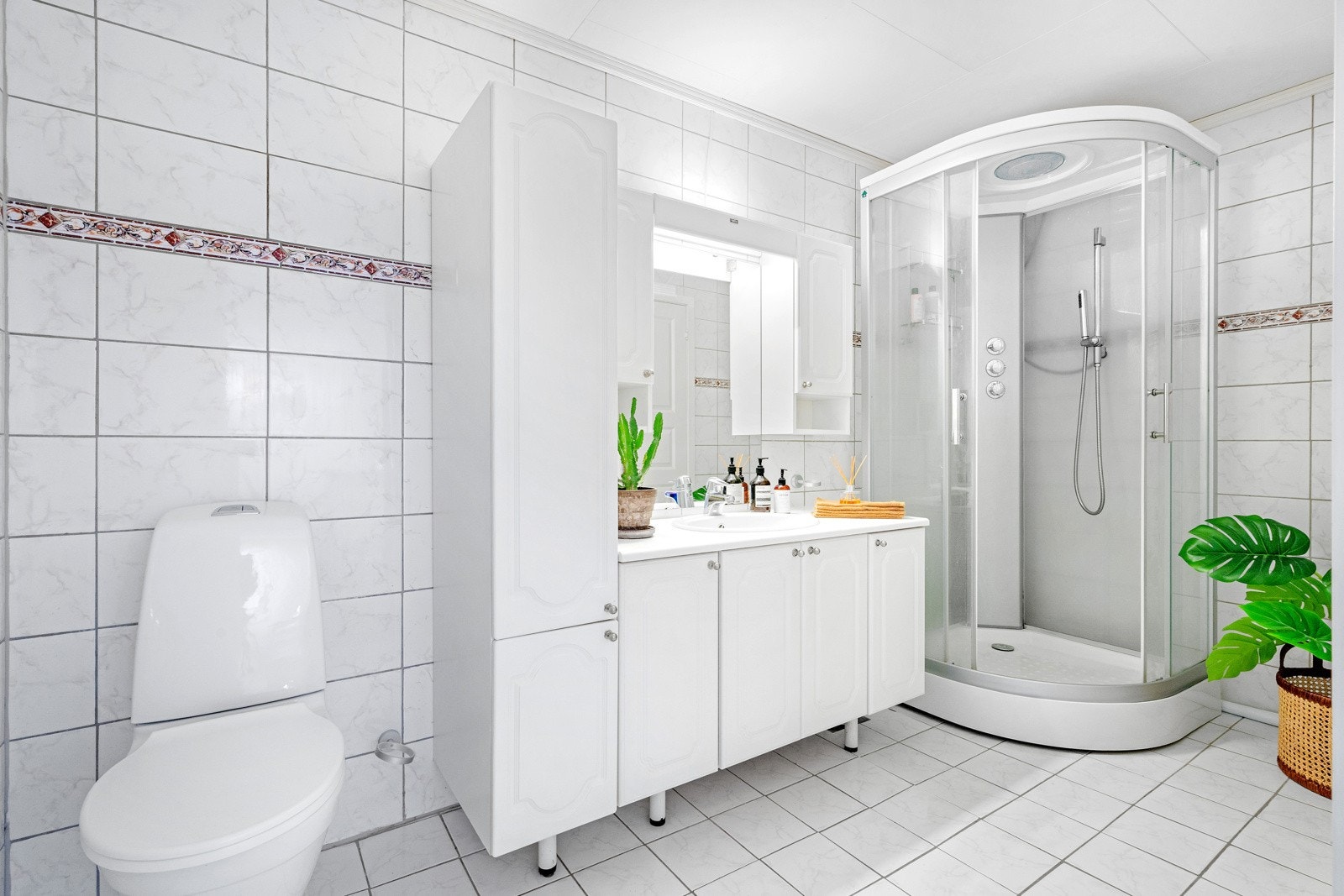 Flott, flislagt bad på 6 m² med varmekabler i gulv Galleribilde