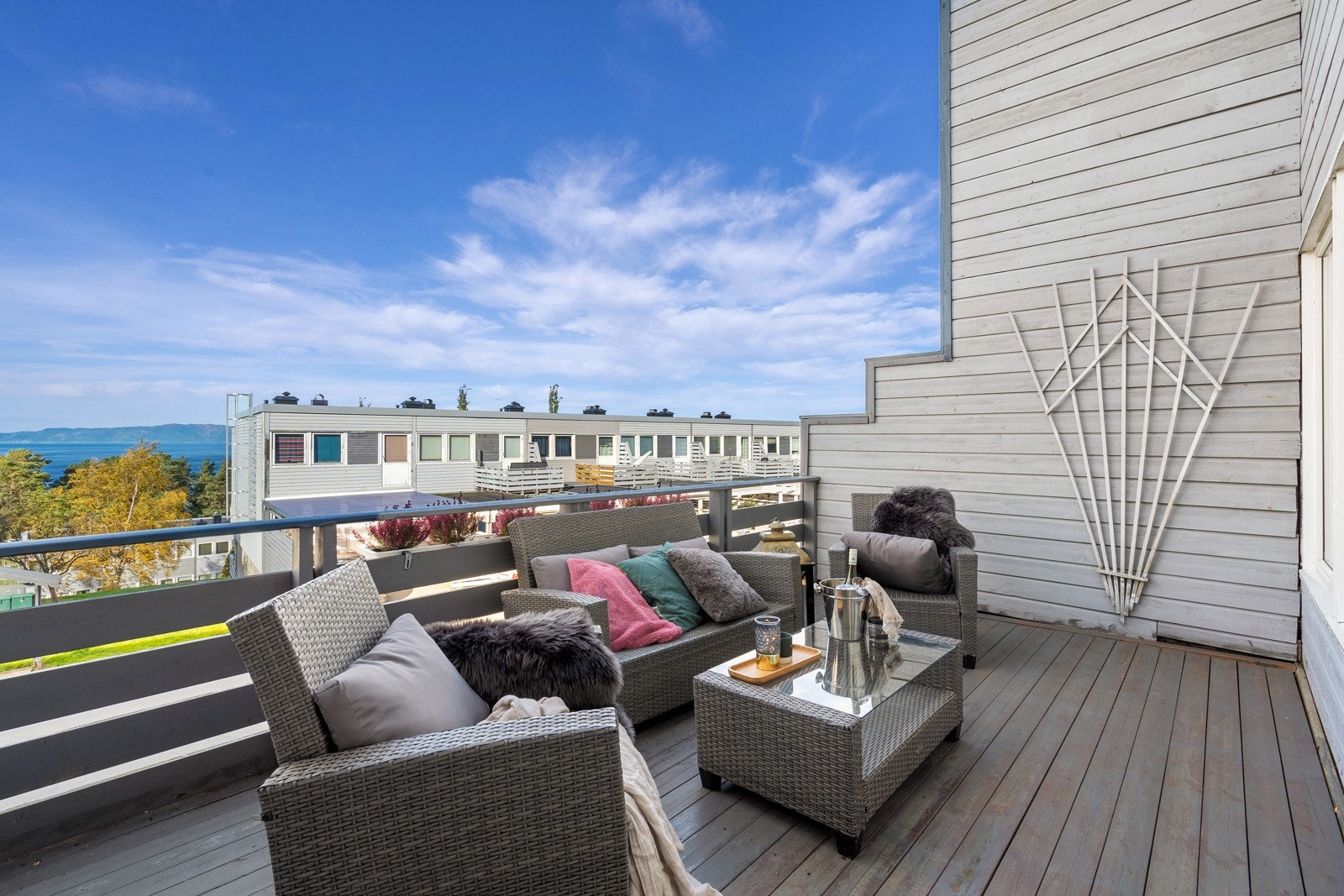 Velkommen til Jamthaugvegen 56 - Innholdsrikt enderekkehus med en flott sjøutsikt og en herlig beliggenhet i et barnevennlig område Galleribilde