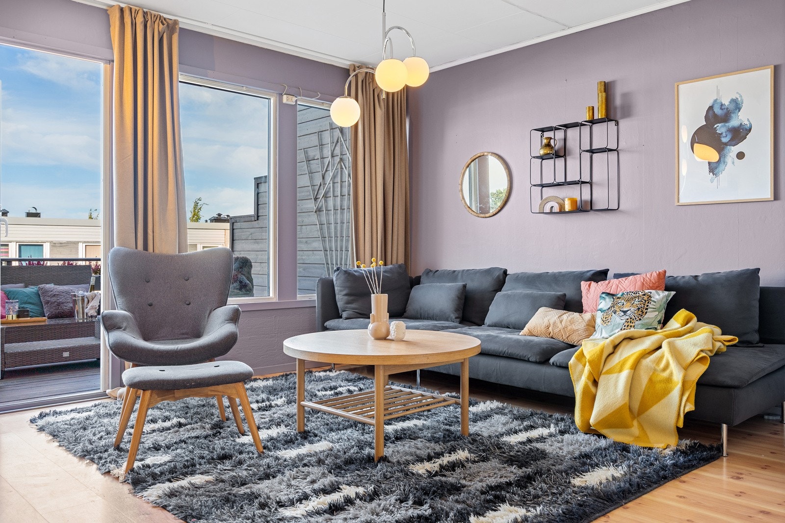 Boligen byr blant annet på kvaliteter som romslig planløsning, store vindusflater og en unik beliggenhet i feltet med en herlig fjordutsikt Galleribilde