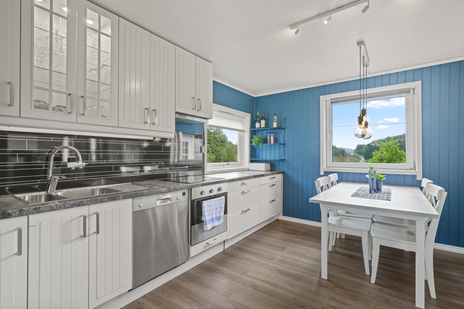 Nyere kjøkken med god skap og benkeplass Galleribilde