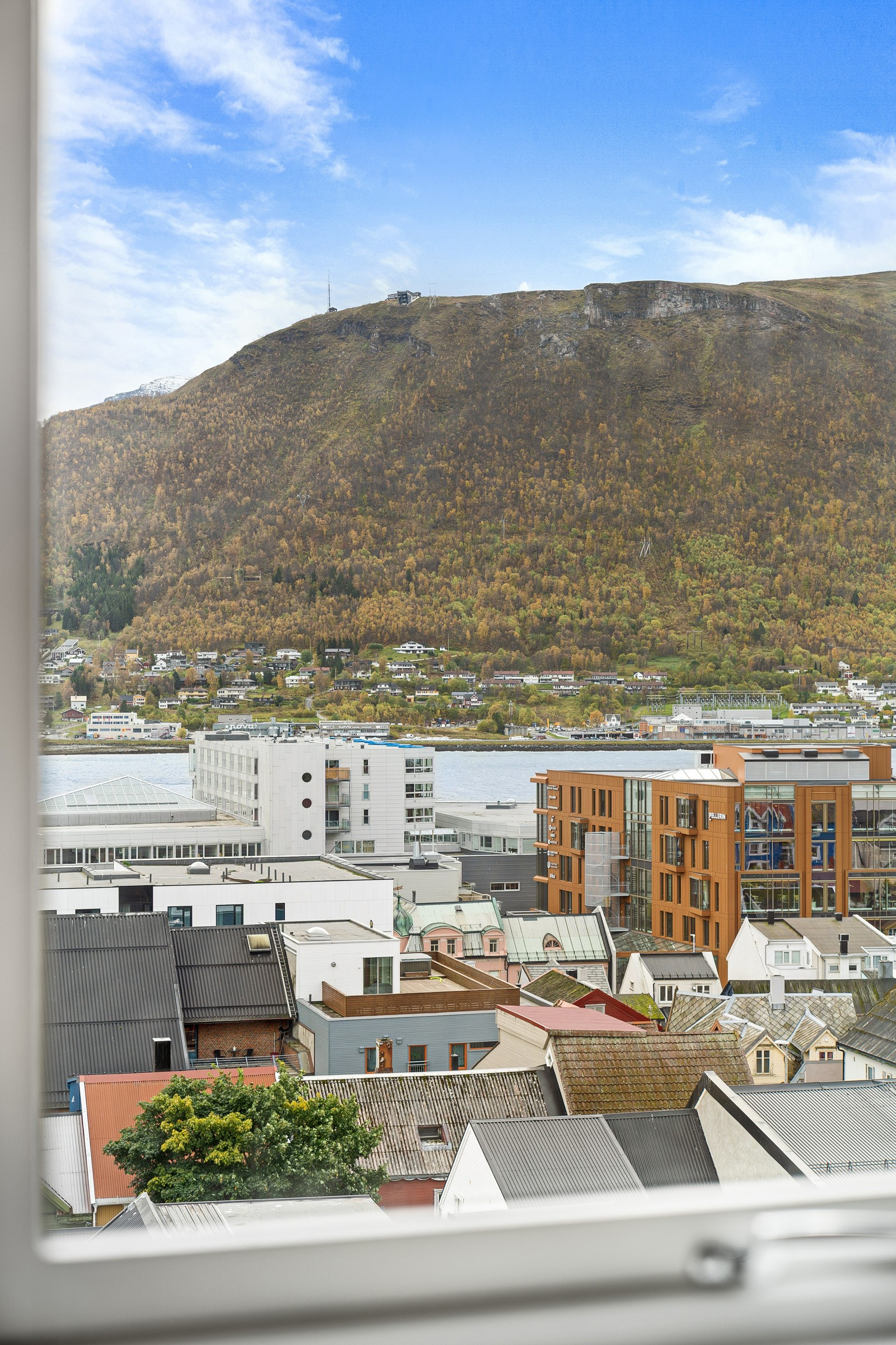 Utsikt mot Tromsø Sentrum og Fløya/fjellheisen.