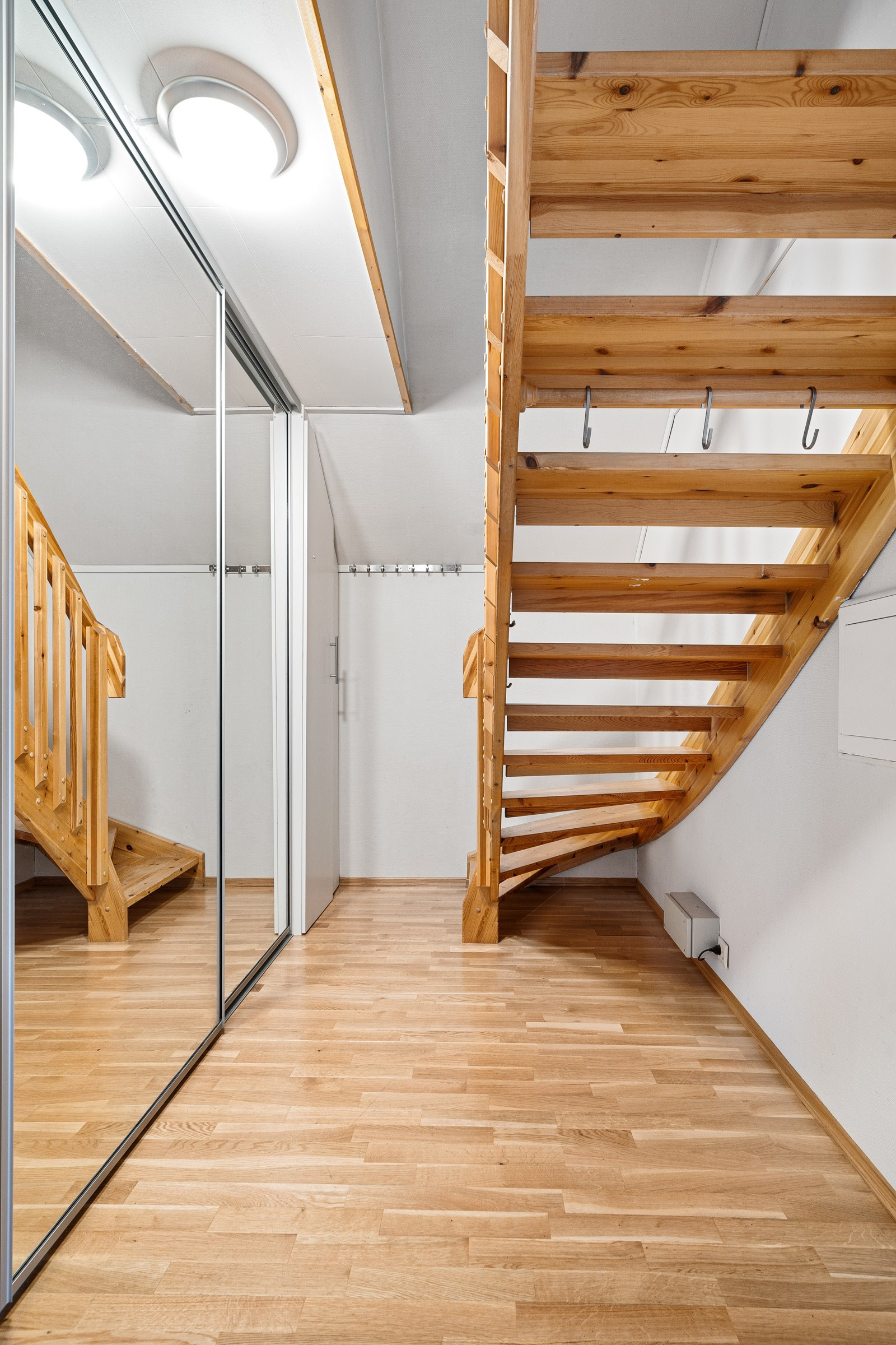 Entre med store skyvedørsgarderobe