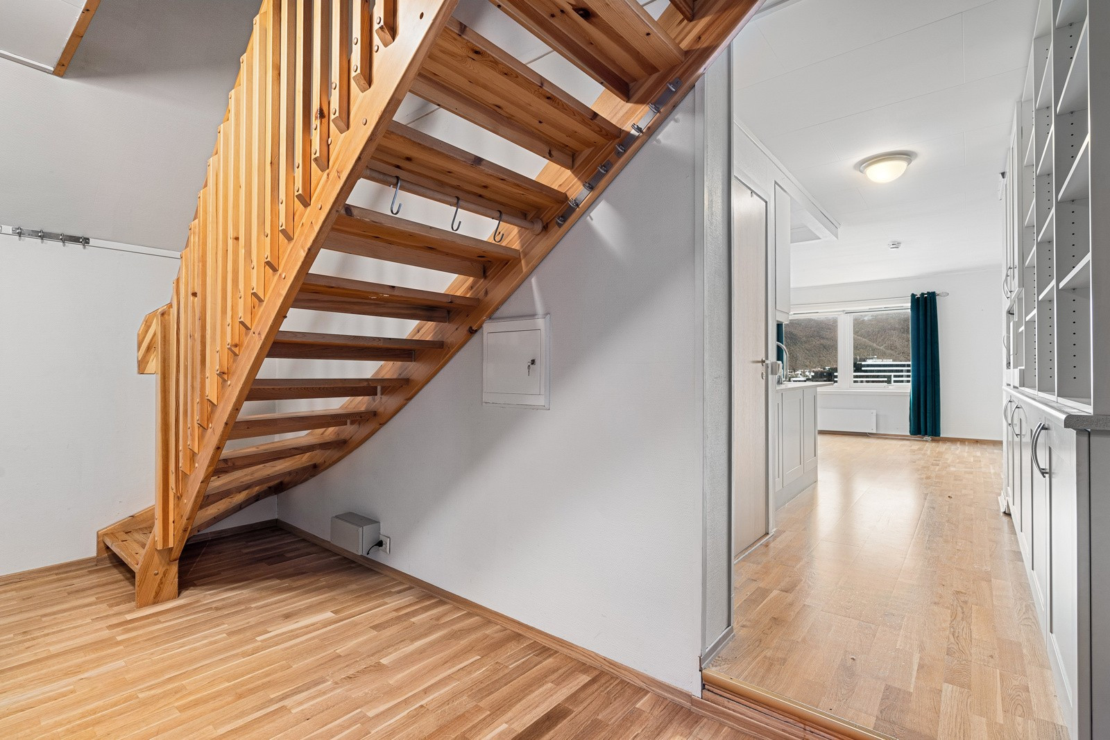 Entrè med trapp opp til loft.
