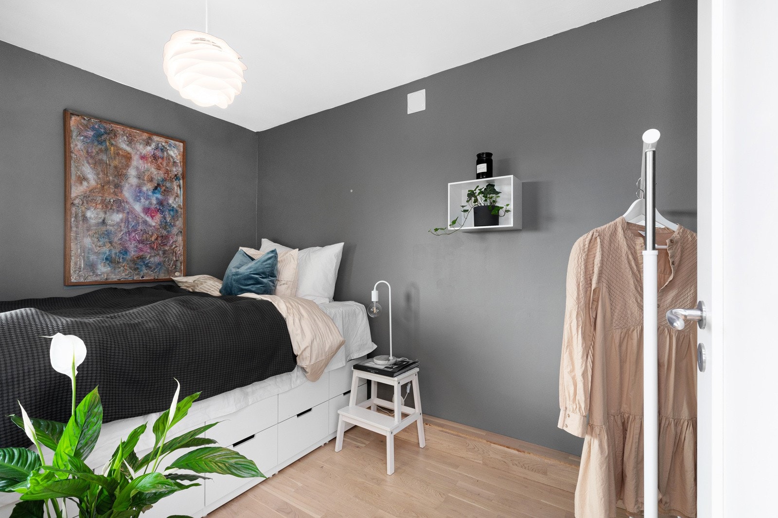 Soverom II - Hyggeig soverom ideelt som gjesterom og/ eller kontor - Plass til dobbeltseng og garderobe Galleribilde