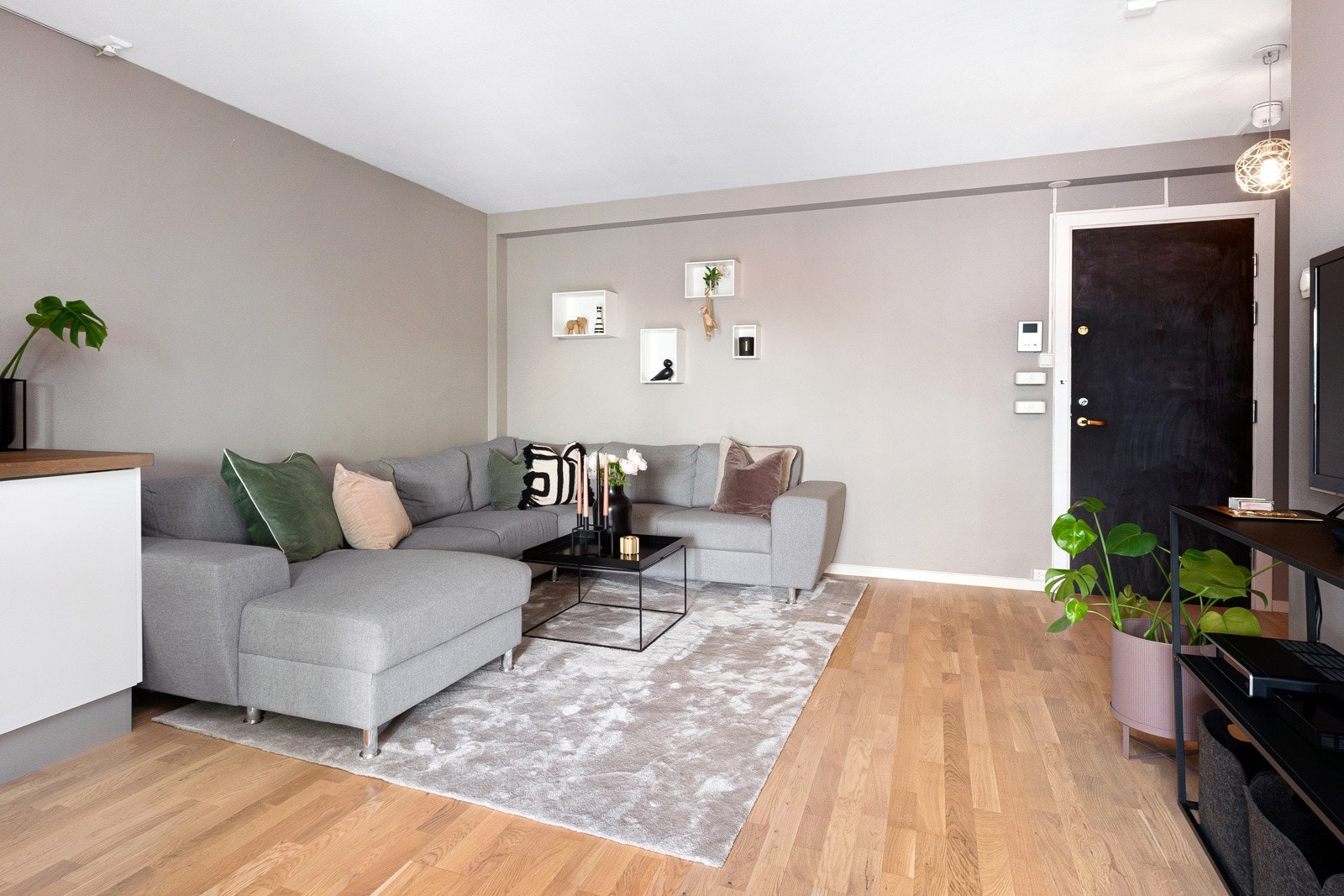 God plass til stor sofa med naturlig avstand til TV-seksjon Galleribilde