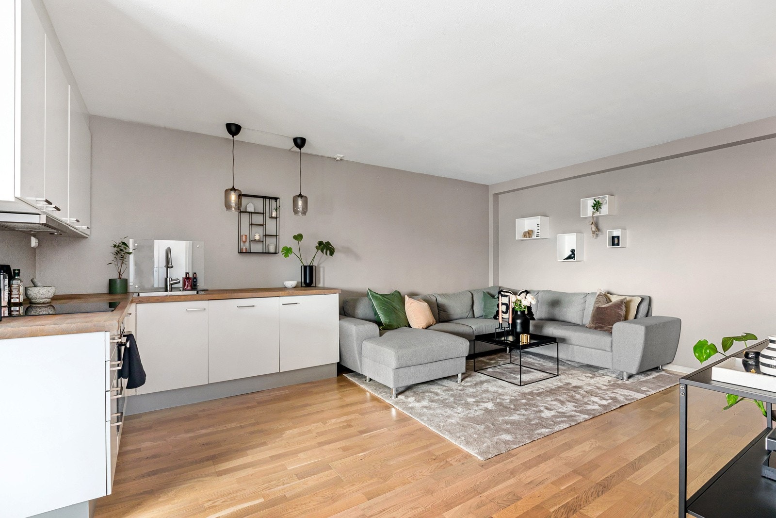 Romslig stue med god plass til stor sofagruppe med naturlig avstand til TV-seksjon Galleribilde