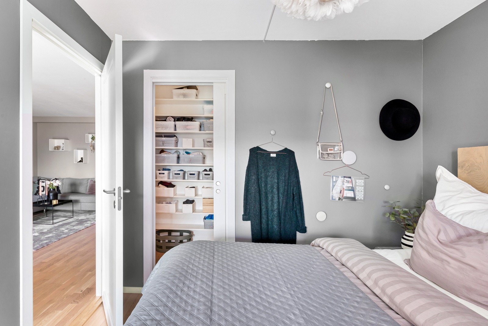 Eget walk-in-closet tilknyttet hovedsoverommet Galleribilde