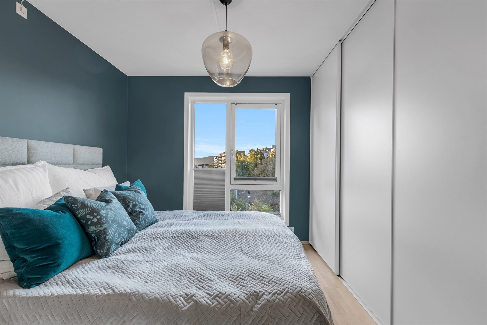 Hovedsoverom med god plass til dobbeltseng. Svært stor skyvedørsgarderobe som gir deg den lagringsplassen du trenger. Galleribilde