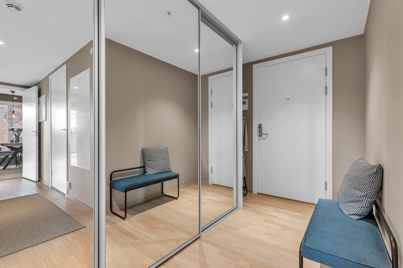 Leilighetens entré/gang gir et godt førsteinntrykk, og har god plass til klesavheng. Stor skyvedørsgarderobe med speildører for oppbevaring. Galleribilde