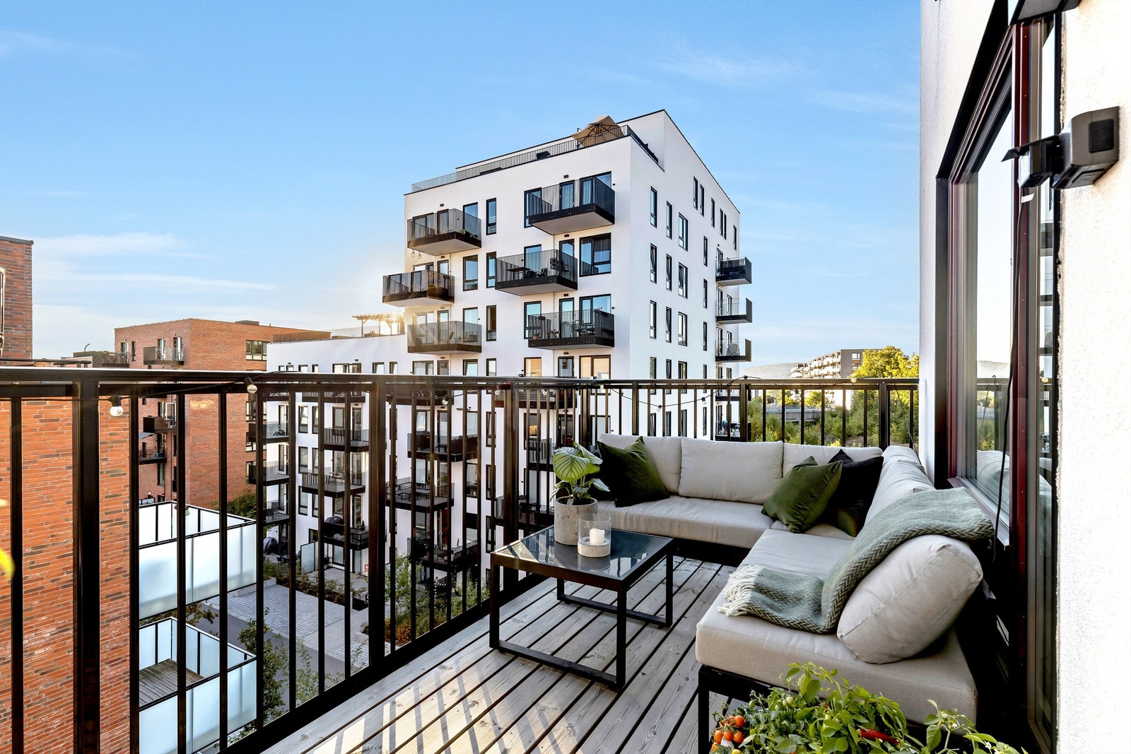 Solrik sydvestvendt balkong på ca. 8,5 kvm. Balkongen har sol fra ca. kl. 12:00-18:30, deretter ca. kl. 20:00-22:00. Galleribilde