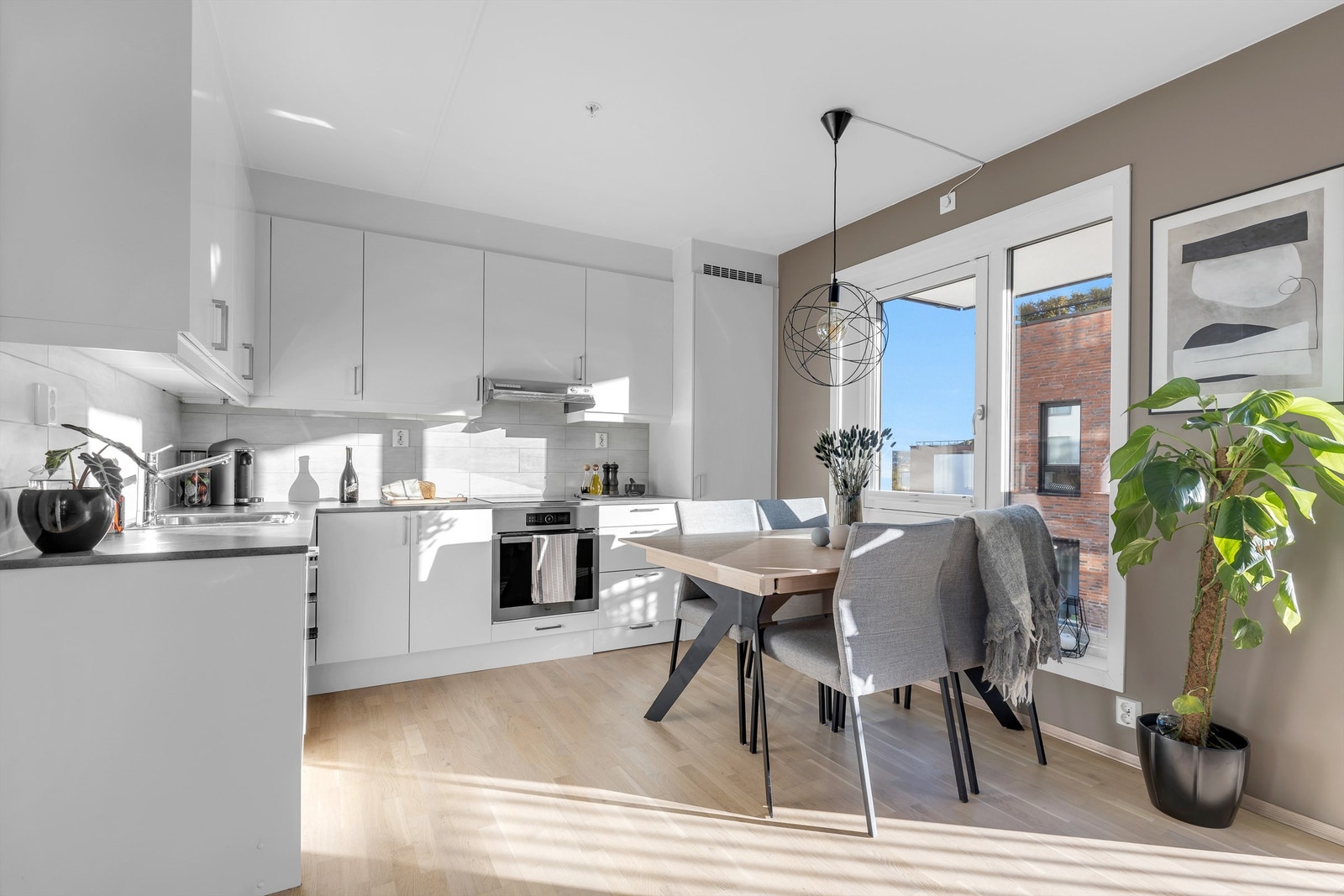 Flott stue hvor kjøkkenet ligger i en åpen hjørneløsning. Stuen har delikat farge på vegg, samt lys parkett på gulv. Galleribilde