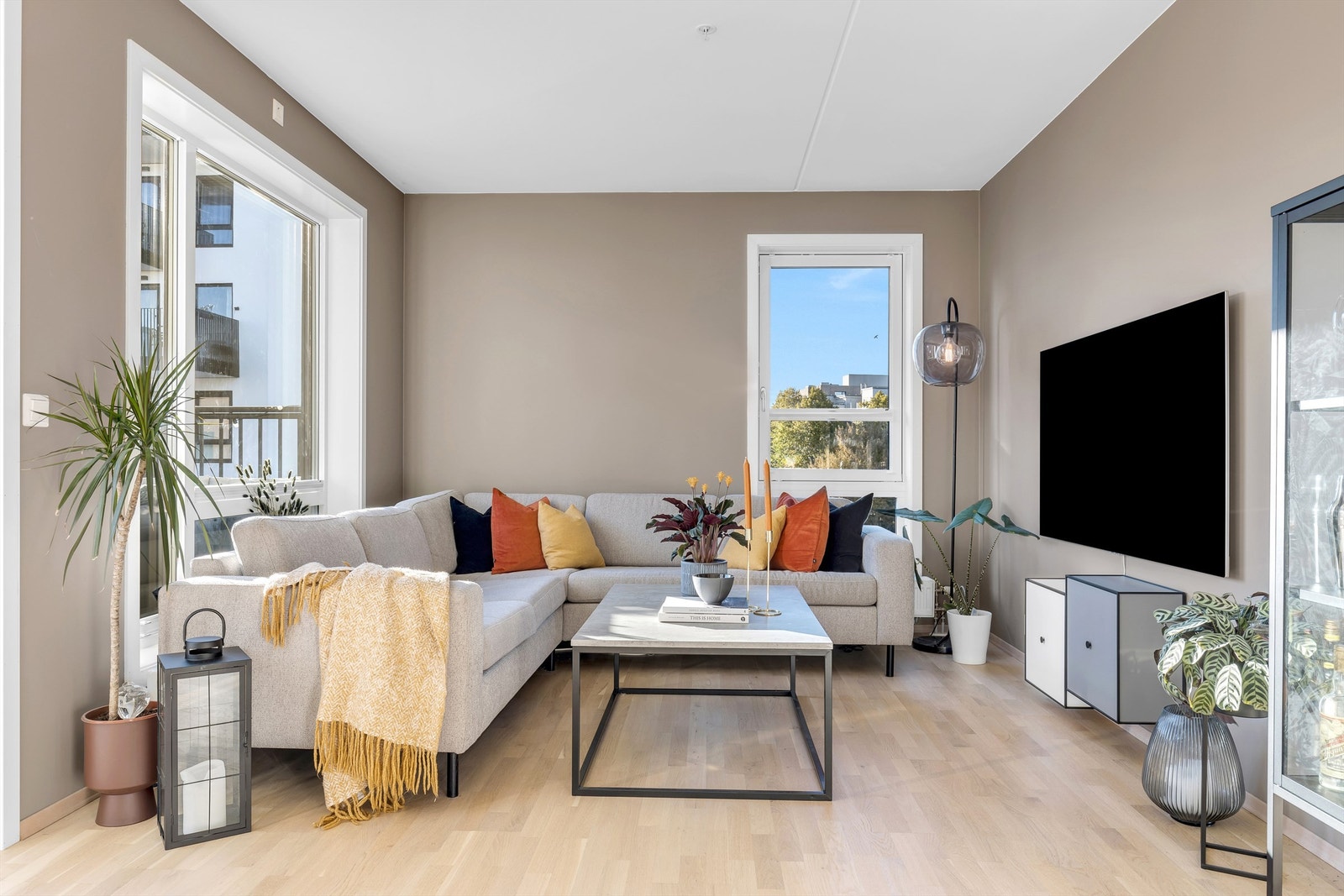 Leiligheten har en god arealfordeling. Stuen har god plass til spisebord, sittegruppe, tv-seksjon m.m. Galleribilde