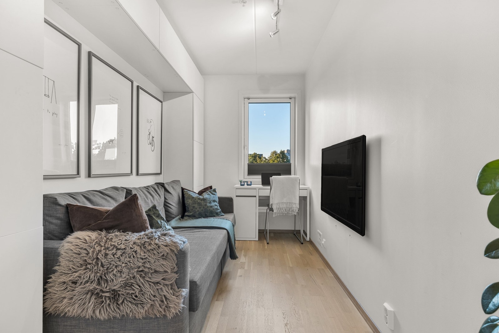 Hyggelig rom med flere bruksmuligheter. Fungerer utmerket som kontor, gjesterom, barnerom etc. Oppbevaring i garderobeskap med vegghengte overskap. Galleribilde