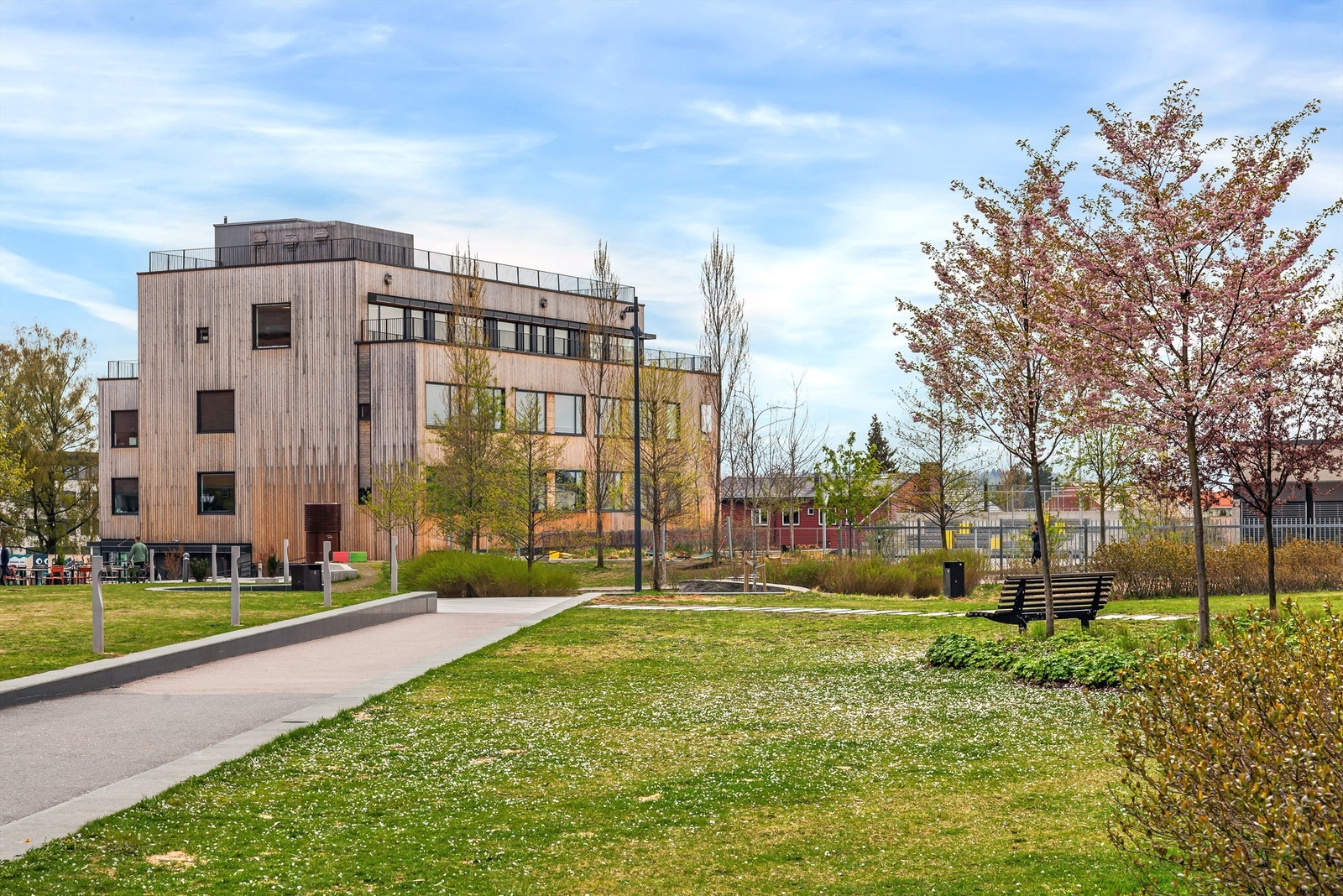 Krydderhagen skal være bilfritt, og det er garasjeanlegg under området. Leiligheten ligger sentralt til med servicetilbud rett utenfor døren. Galleribilde