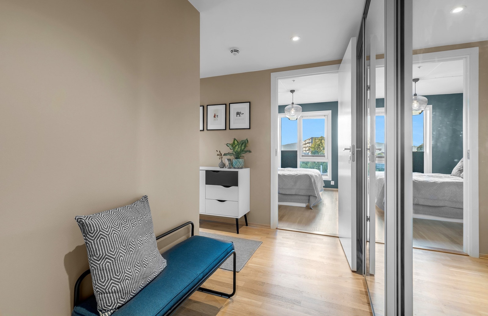 Leilighetens entré/gang gir et godt førsteinntrykk, og har god plass til klesavheng. Stor skyvedørsgarderobe med speildører for oppbevaring. Galleribilde