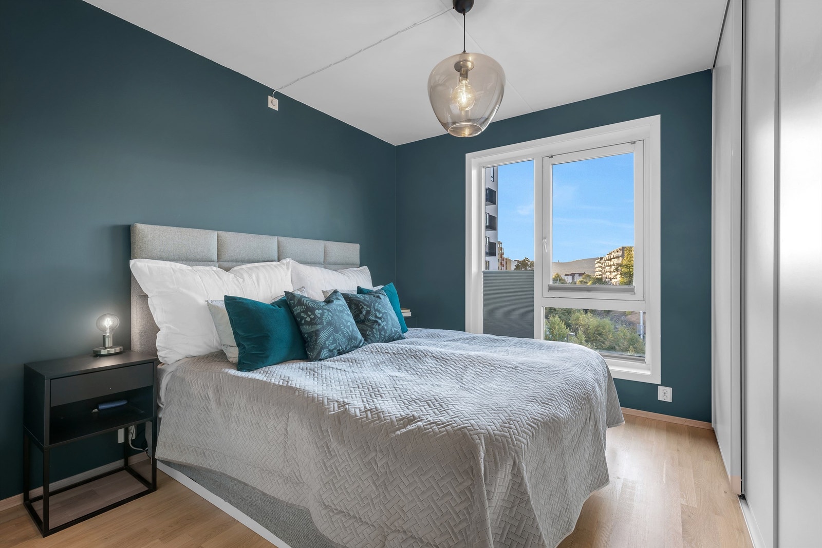 Hovedsoverom med god plass til dobbeltseng. Svært stor skyvedørsgarderobe som gir deg den lagringsplassen du trenger. Galleribilde