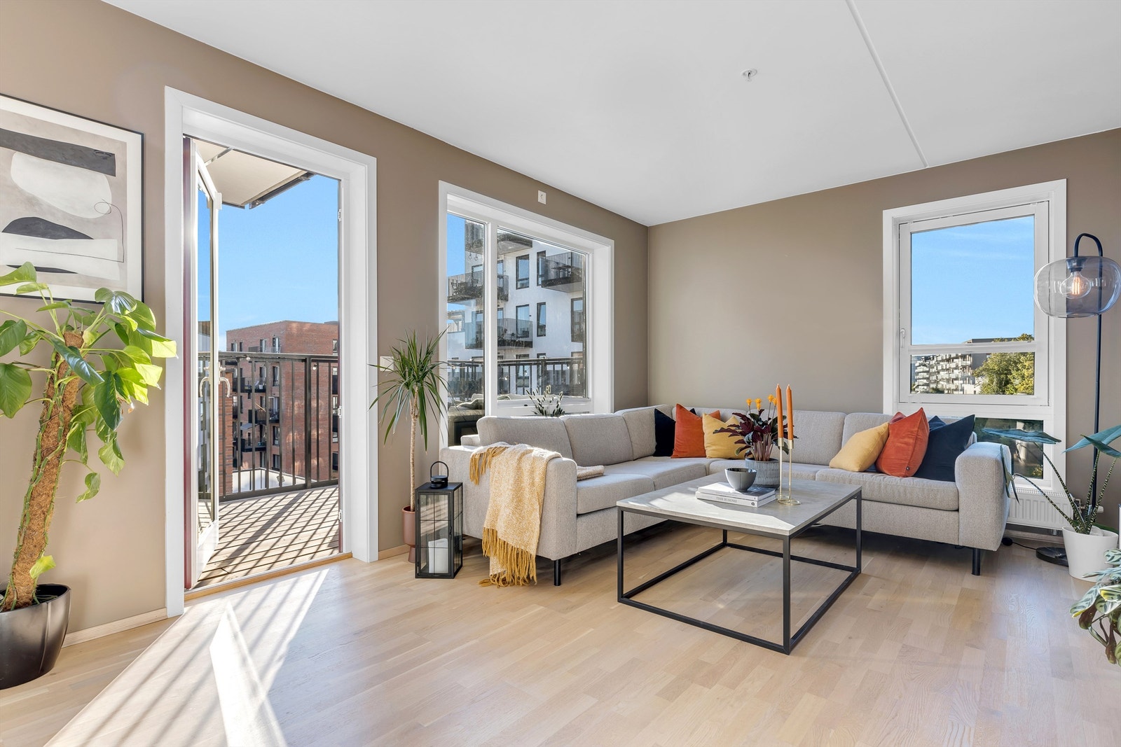 Stuen har plass til spisebord, sittegruppe, tv-seksjon m.m. Utgang til solrik balkong. Galleribilde