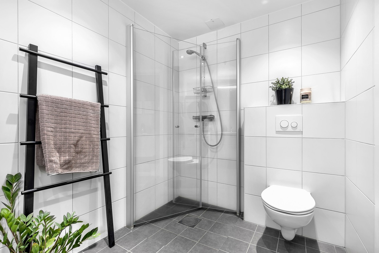 Moderne og flott bad. Varme i gulv og downlights i tak. Vegghengt servantinnredning med slette lyse fronter. Dusjhjørne med innfellbare glassdører. Galleribilde