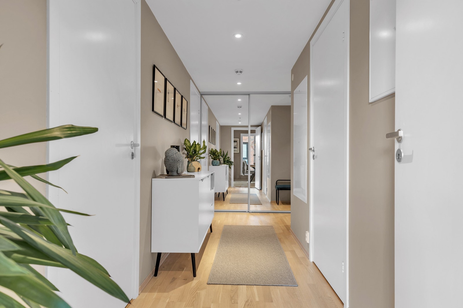 Leilighetens entré/gang gir et godt førsteinntrykk. Galleribilde