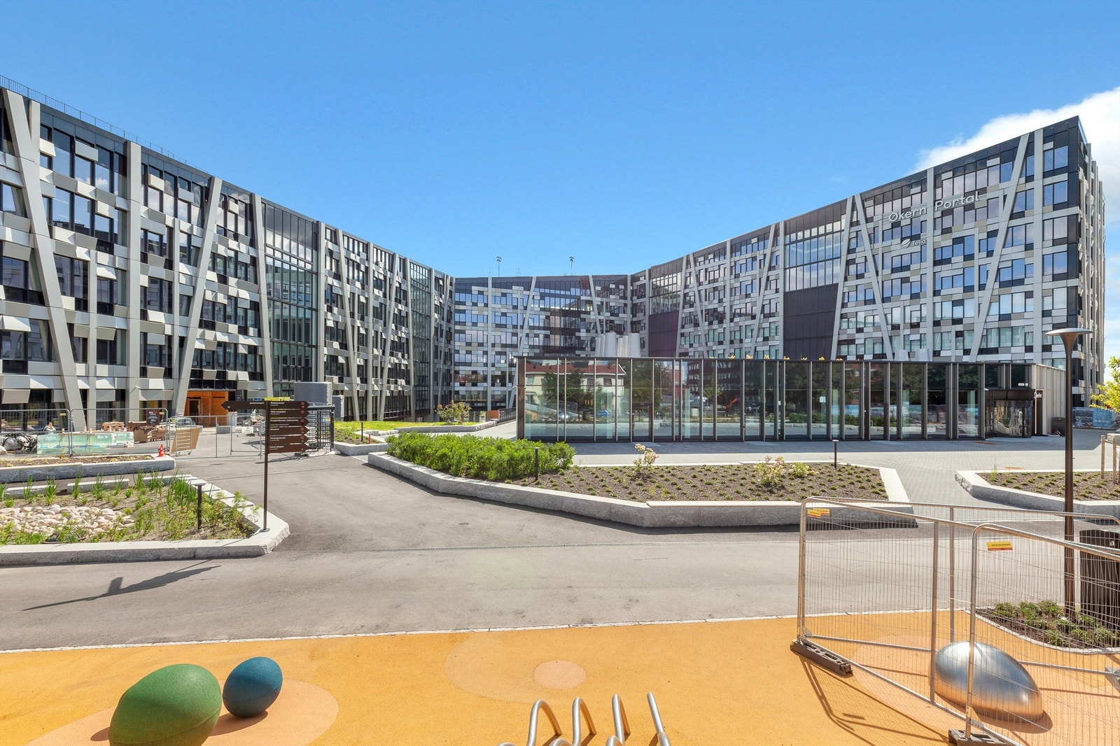 Nye Økern Portal - Et bygg som tilbyr alt fra fleksible kontorlokaler til restaurant- og kulturopplevelser for ansatte og beboere i området. Galleribilde