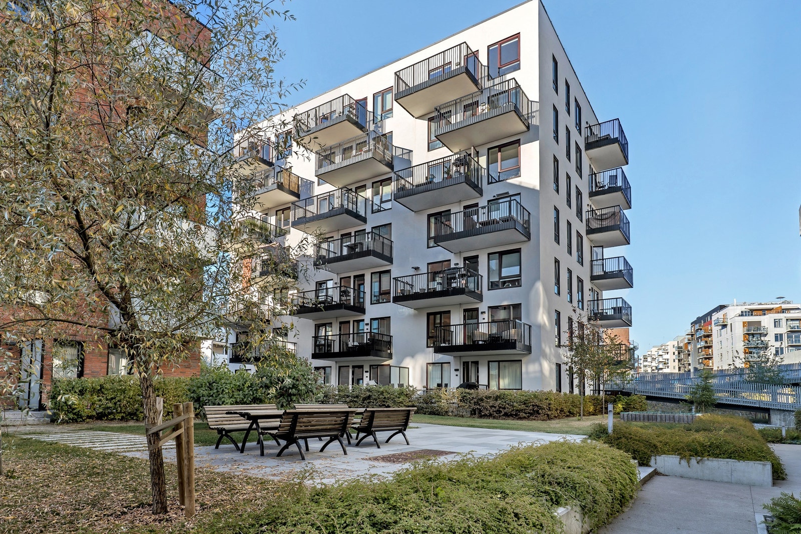 Leiligheten har en meget attraktiv beliggenhet i det populære boligprosjektet Krydderhagen på Løren. Krydderhagen er en grønn og moderne hageby med et pent opparbeidet uteareal. Galleribilde