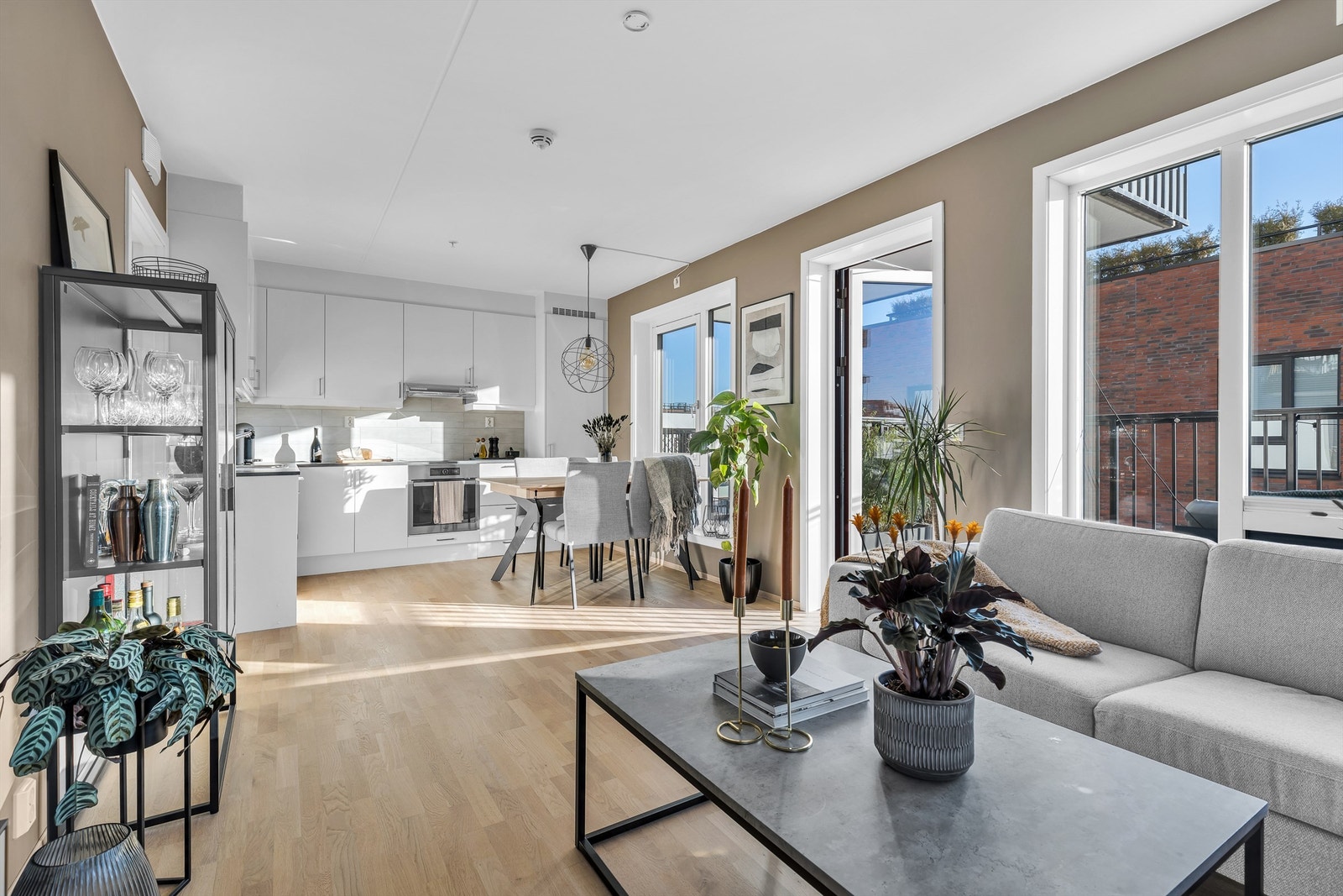 Stuen har delikat farge på vegg, samt lys parkett på gulv. Vinduer på flere kanter gjør leiligheten lys og god. Galleribilde