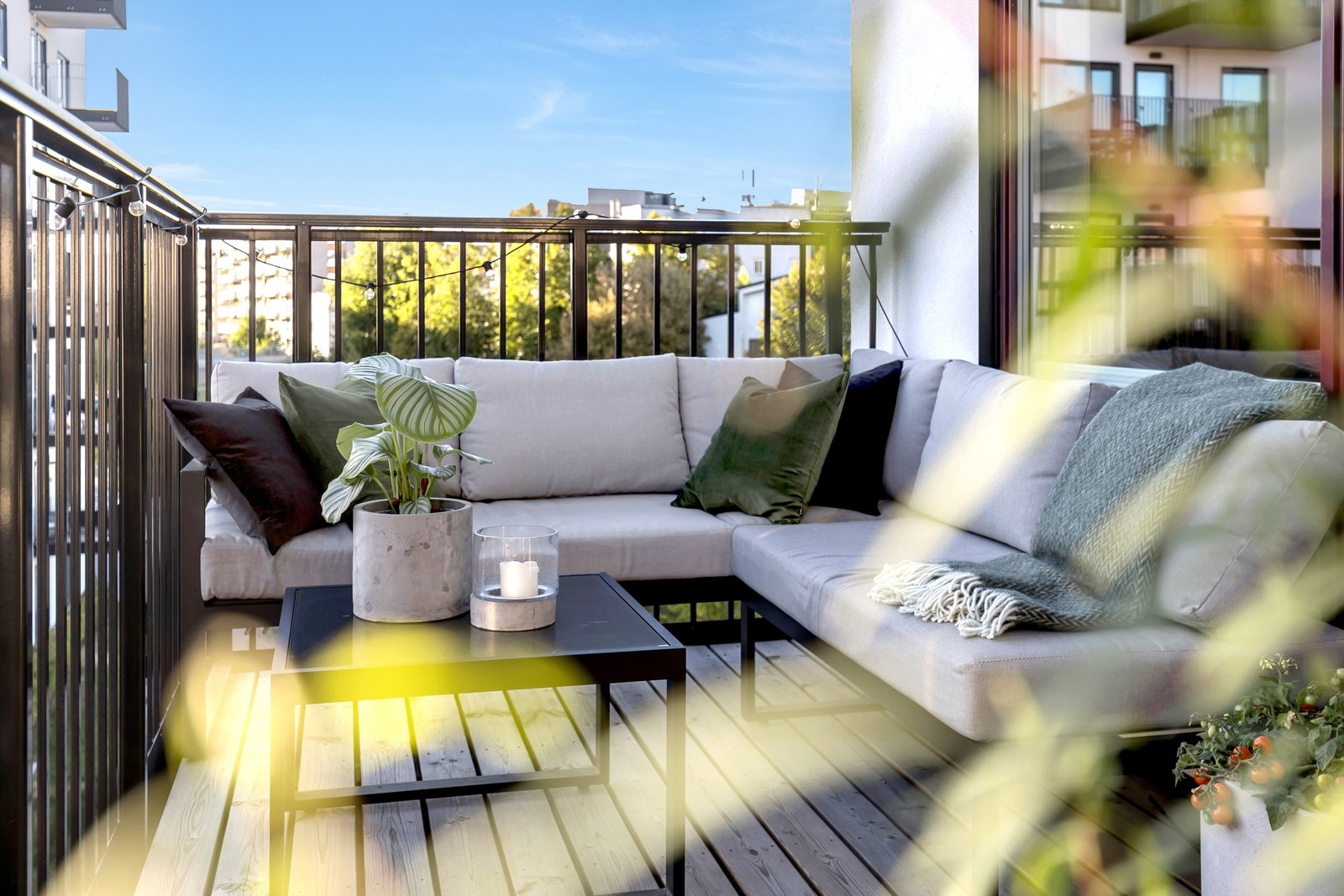 Beliggenheten i 5. etasje gjør at leiligheten fremstår lys og luftig. Galleribilde