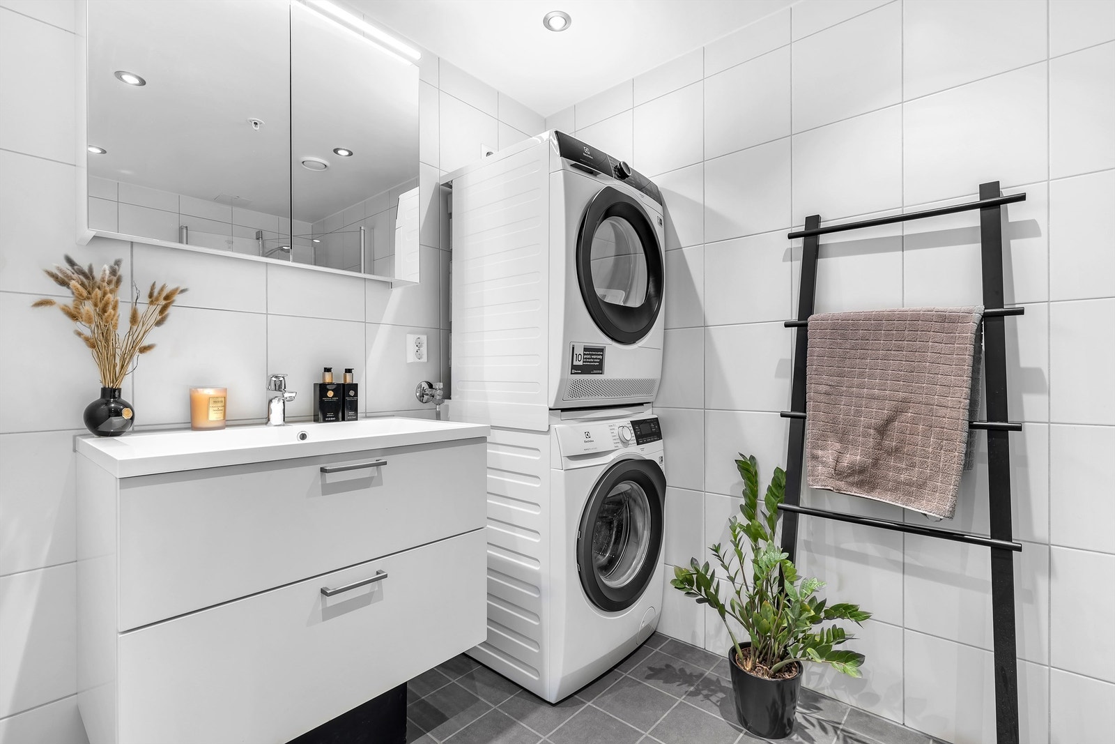 Moderne og flott bad. Varme i gulv og downlights i tak. Vegghengt servantinnredning med slette lyse fronter. Dusjhjørne med innfellbare glassdører. Galleribilde