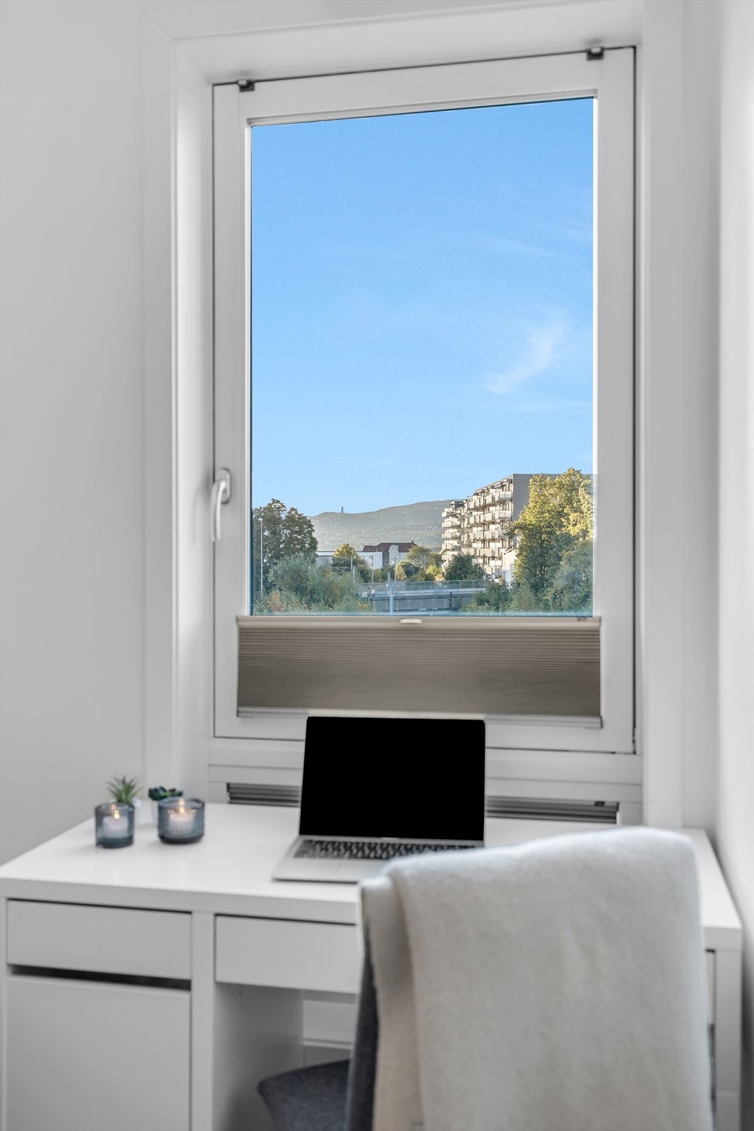 Hyggelig rom med flere bruksmuligheter. Fungerer utmerket som kontor, gjesterom, barnerom etc. Oppbevaring i garderobeskap med vegghengte overskap. Galleribilde