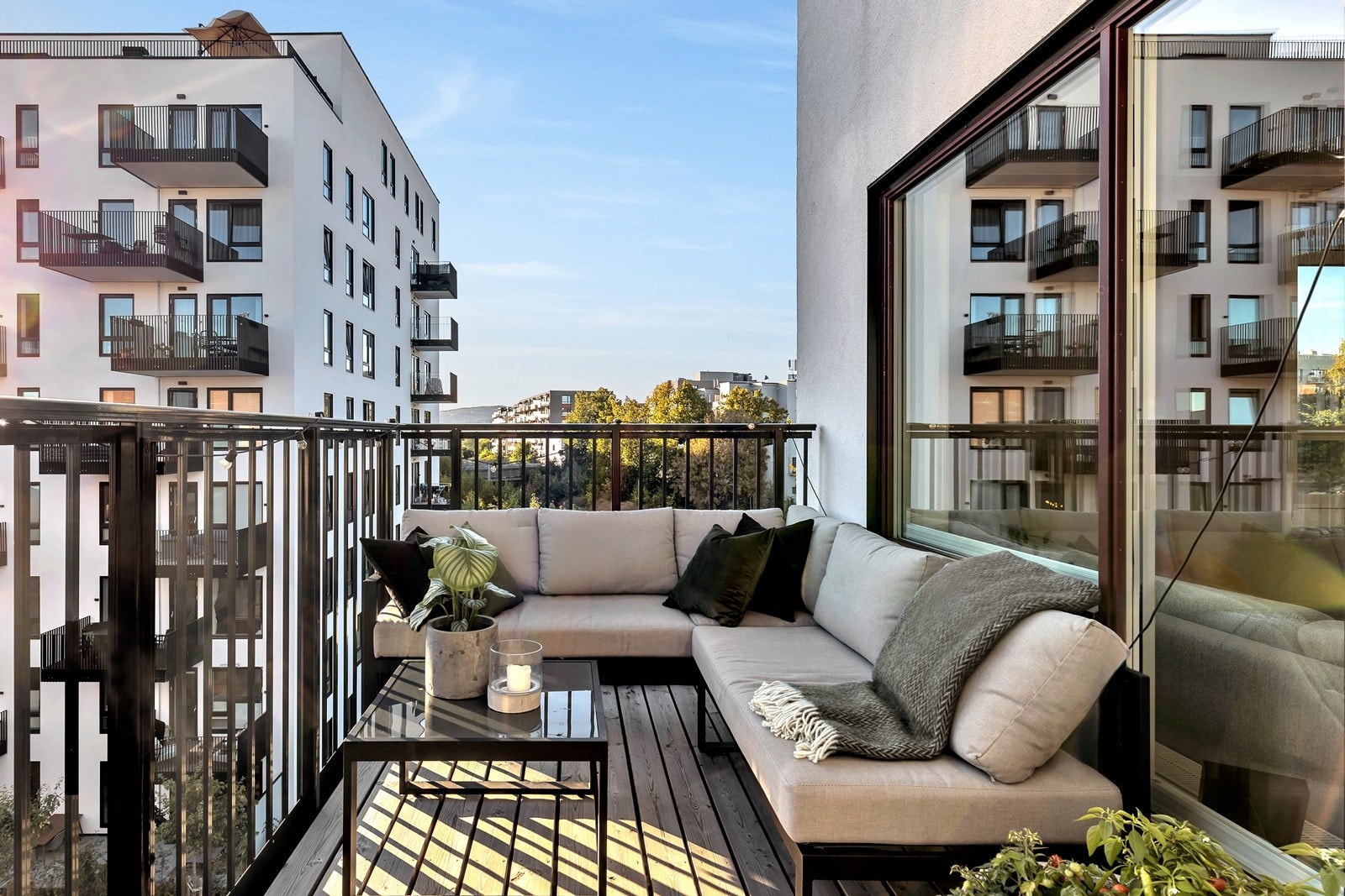 Solrik sydvestvendt balkong på ca. 8,5 kvm. Galleribilde