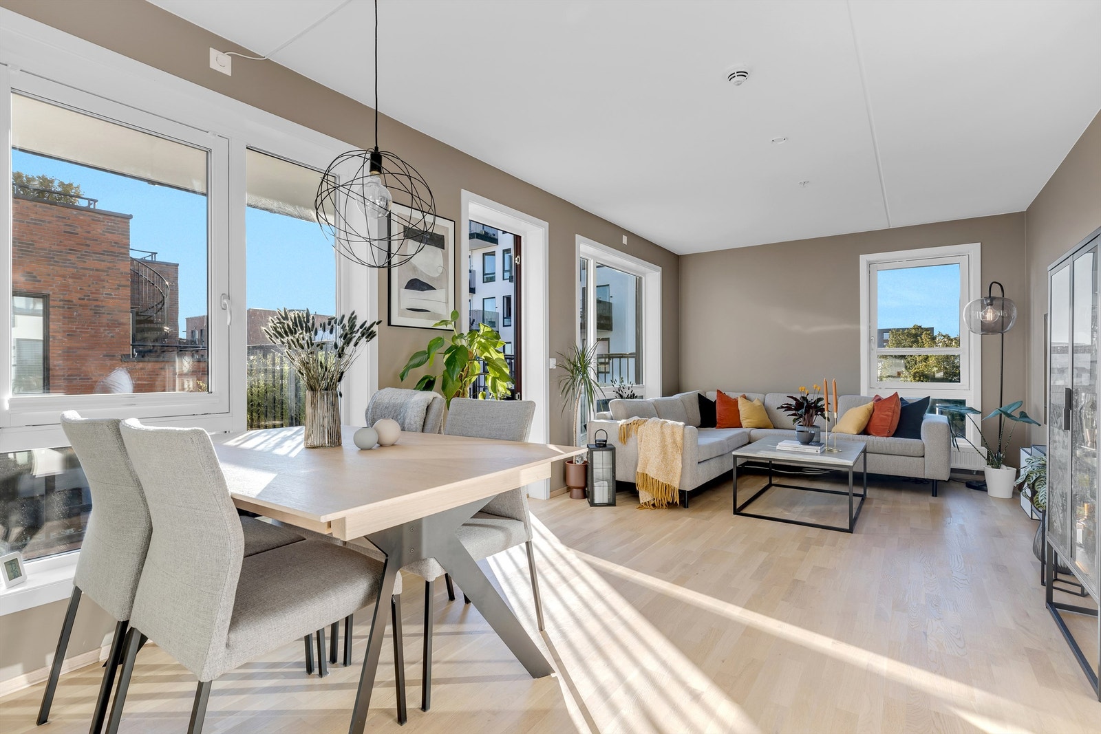 Lys og delikat 3-roms hjørneleilighet med solrik balkong i idylliske Krydderhagen. Garasjeplass med elbil-lader. Velkommen! Galleribilde