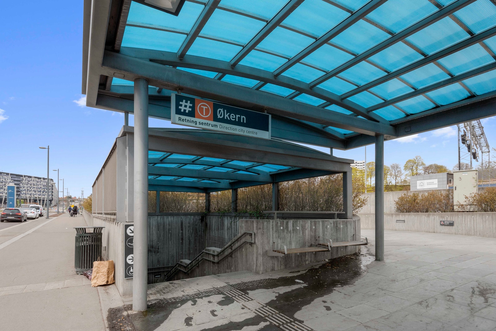 Økern T-banestasjon ligger rett ved og det tar kun 10 minutter med T-banen til sentrum. Galleribilde