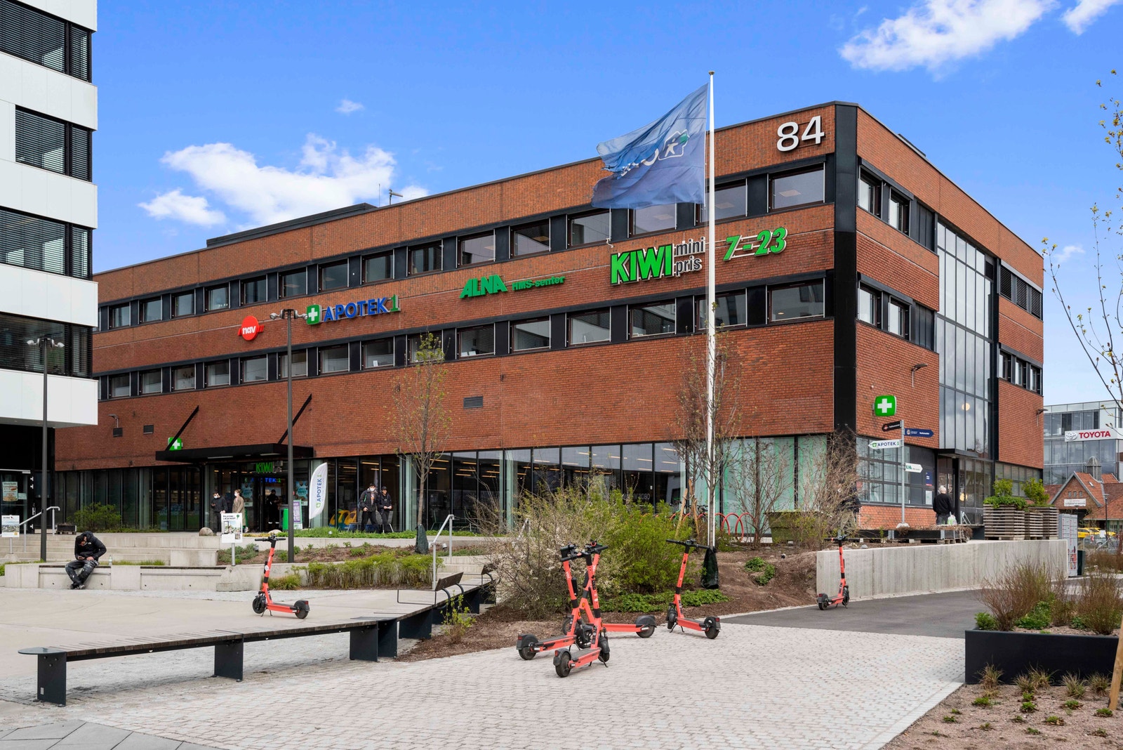 Fra boligen er det kort vei til matbutikker, kjøpesentre med det aller meste av forretninger og servicetilbud. Galleribilde