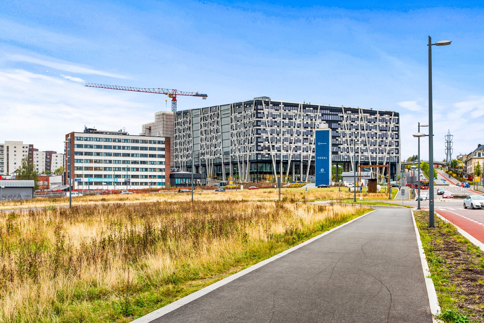 Kort gåavstand til Vinslottet og Hasle Torg med et bredt utvalg populære serveringssteder, butikker og tilbud. Fra Ulven kommer du deg lett rundt i fra øst til vest. Galleribilde