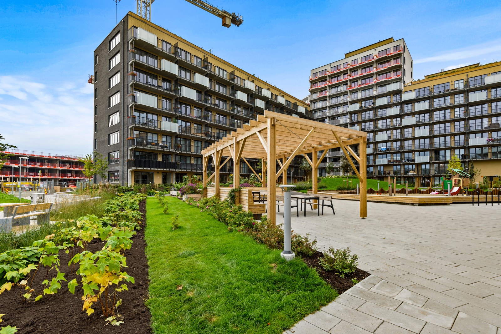 Uteområdet i Ulven Park Borettslag. I fellesområdet er det etablert et samlingssted med pergola, tett tak og plass til grill. Galleribilde