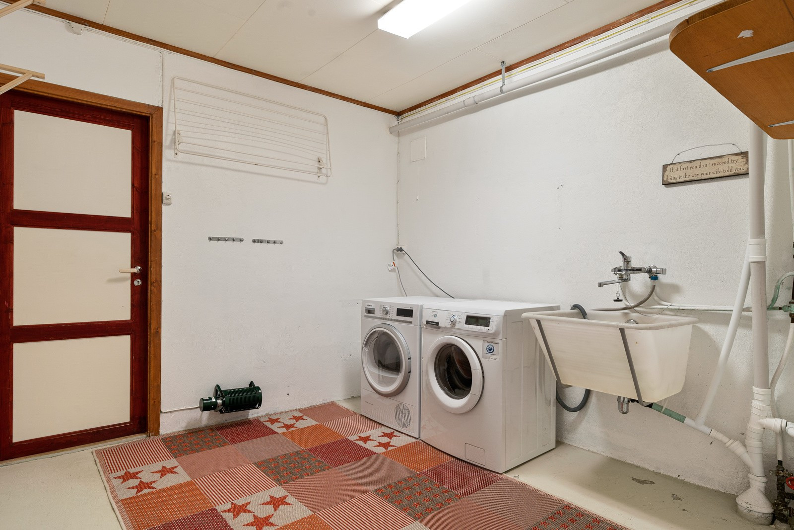 Vaskerom med opplegg for vaskemaskin og tørketrommel