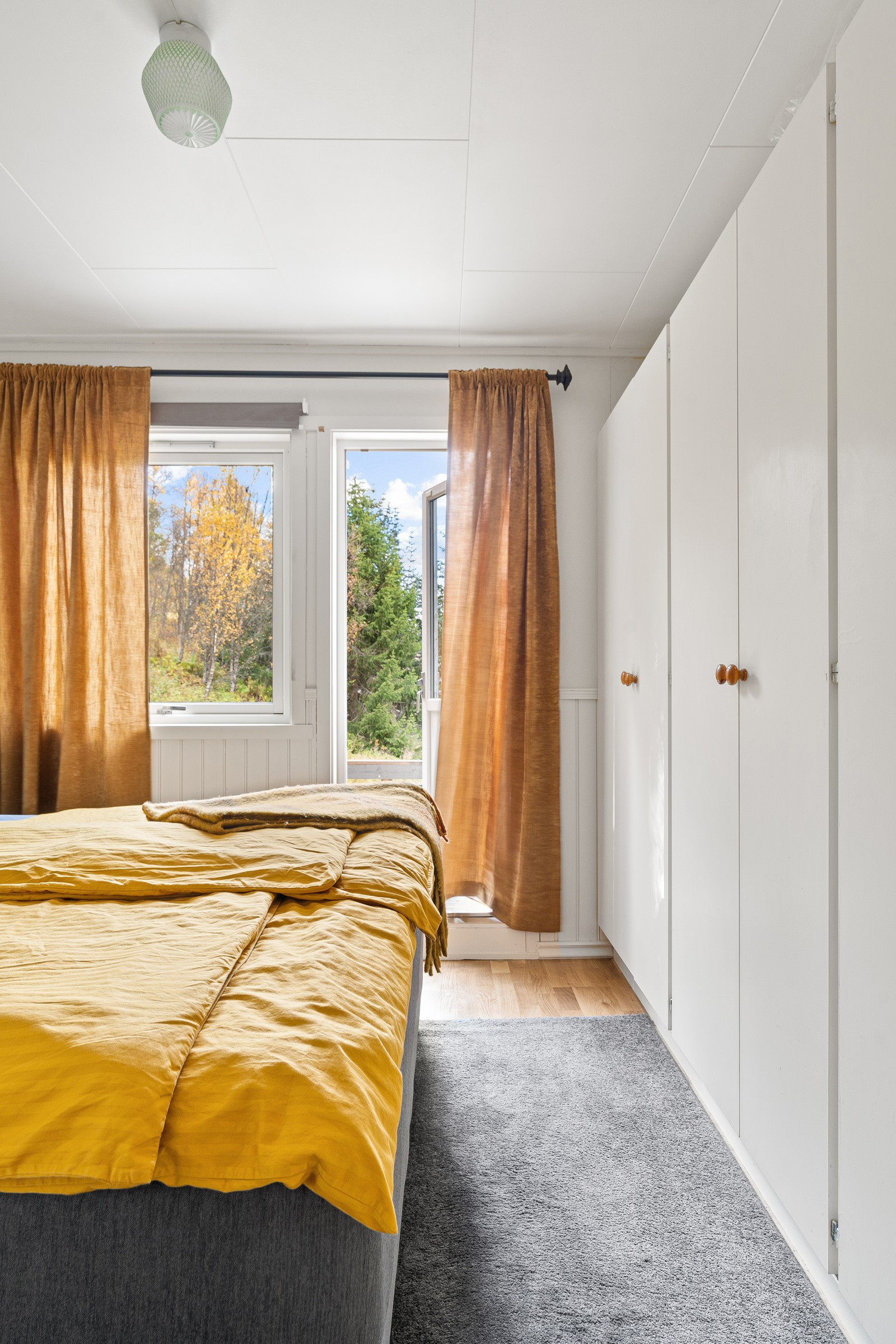 Hovedsoverommet har rikelig med oppbevaringsplass og utgang til veranda