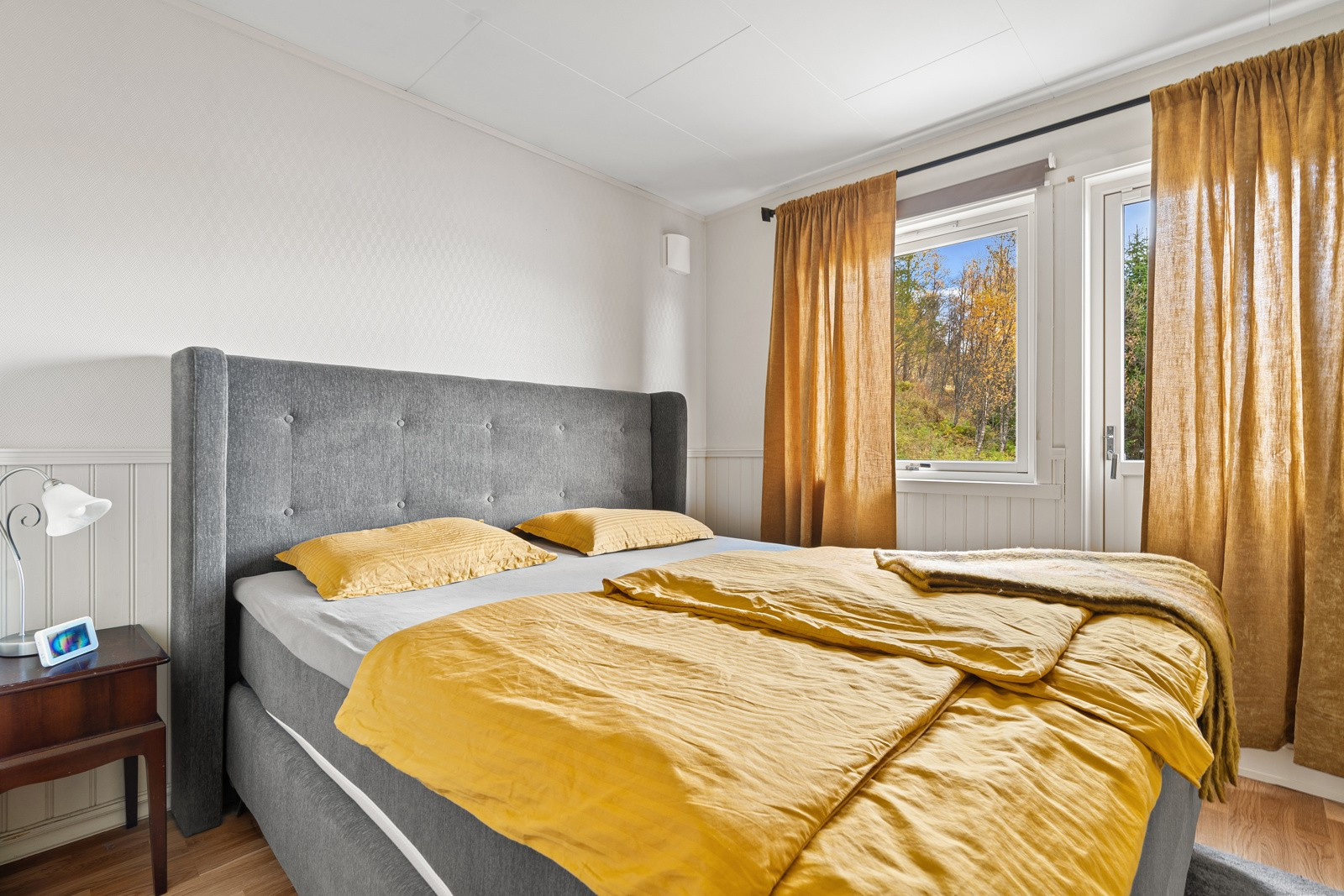 Boligen har i alt tre romslige soverom