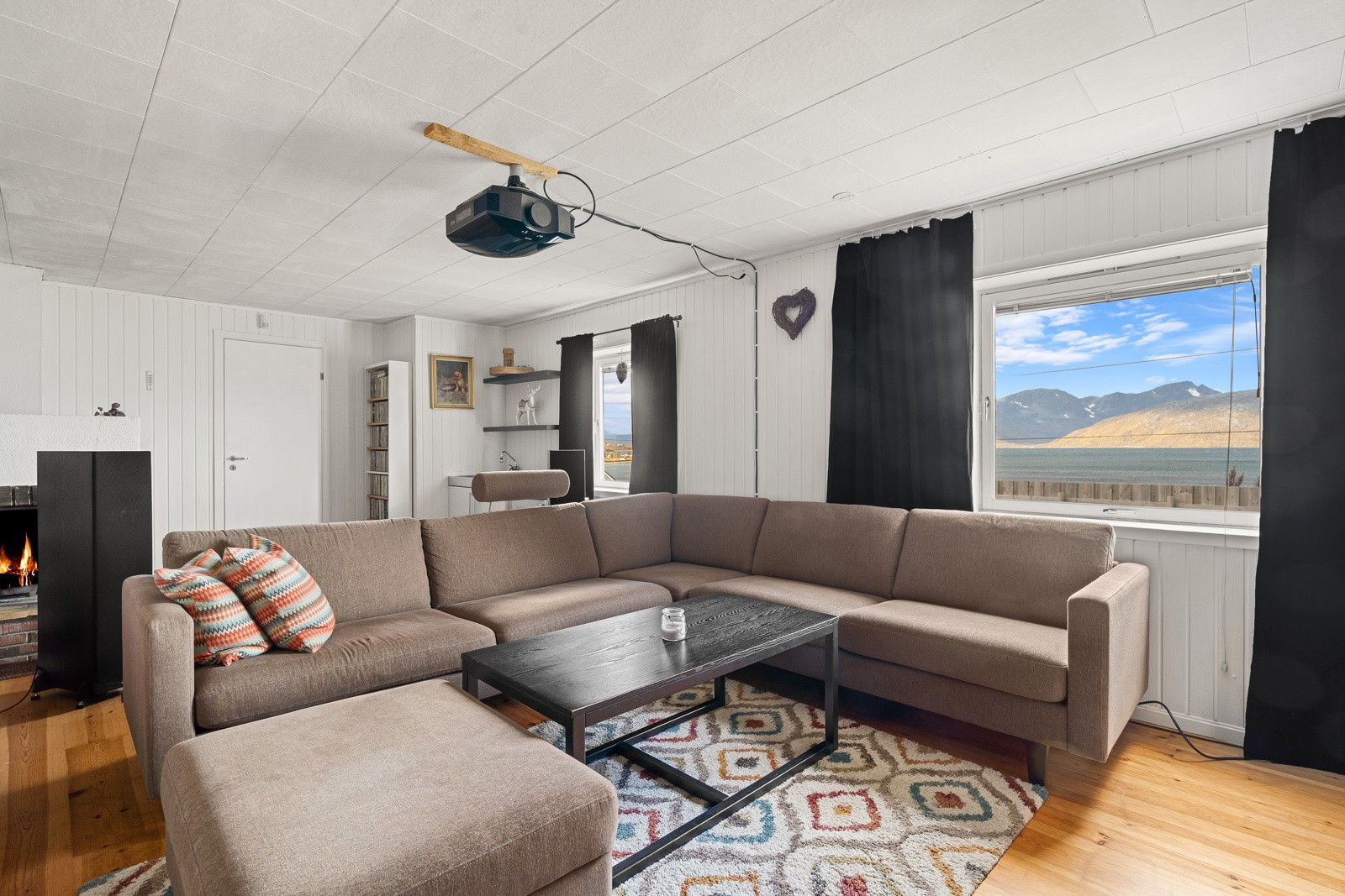 Kjellerstue i 1. etasje med vedfyring!