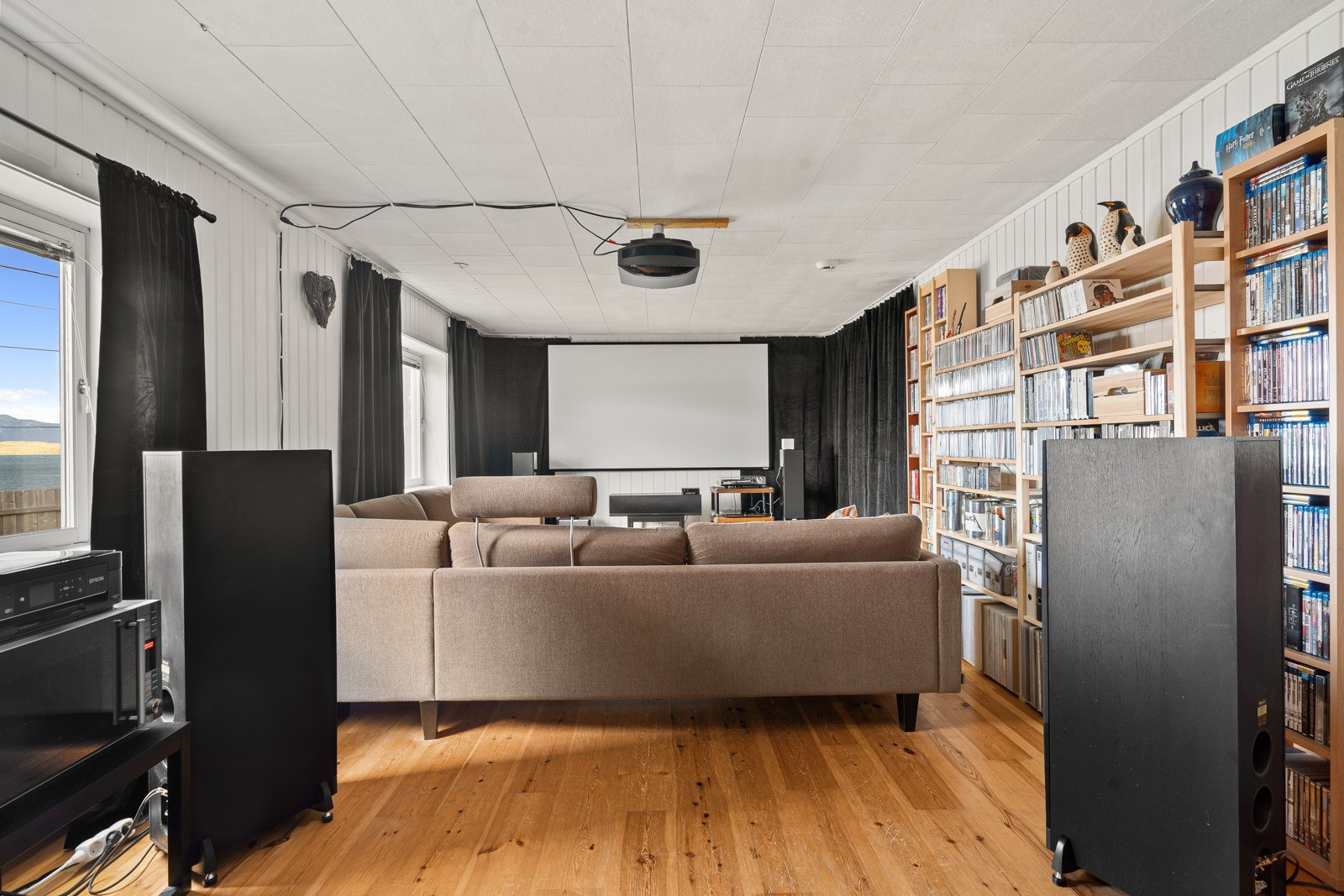 Egner seg ypperlig som hobbyrom, TV-rom, peisstue etc.