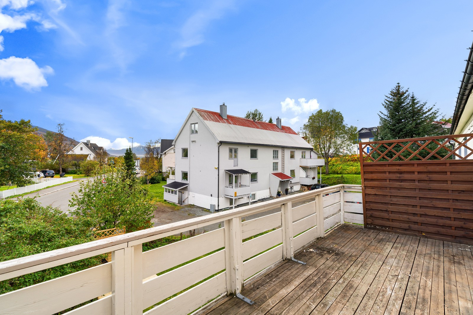 Flott sørvendt veranda med god plass til utemøbler