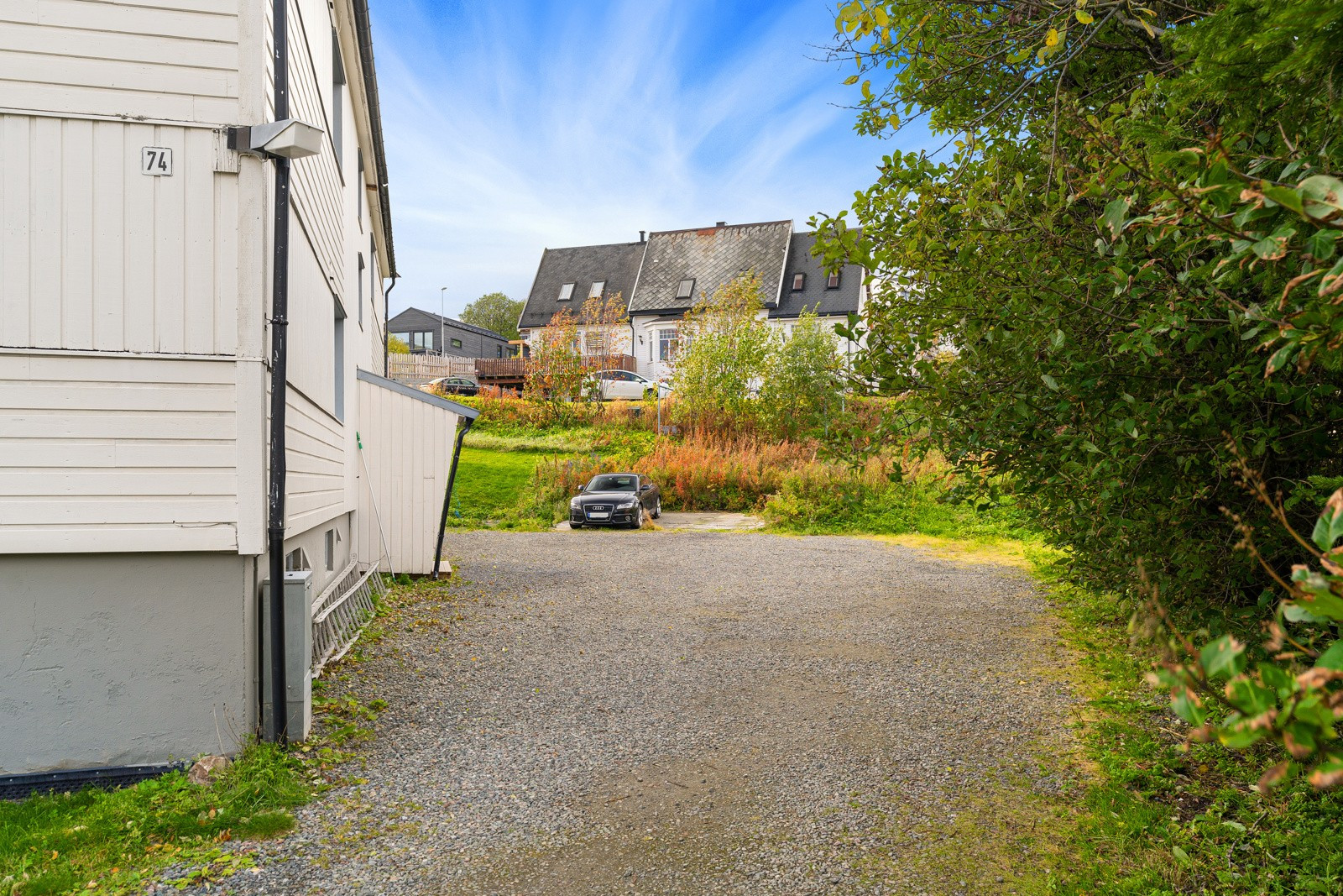 Gruset adkomst og biloppstillingsplass