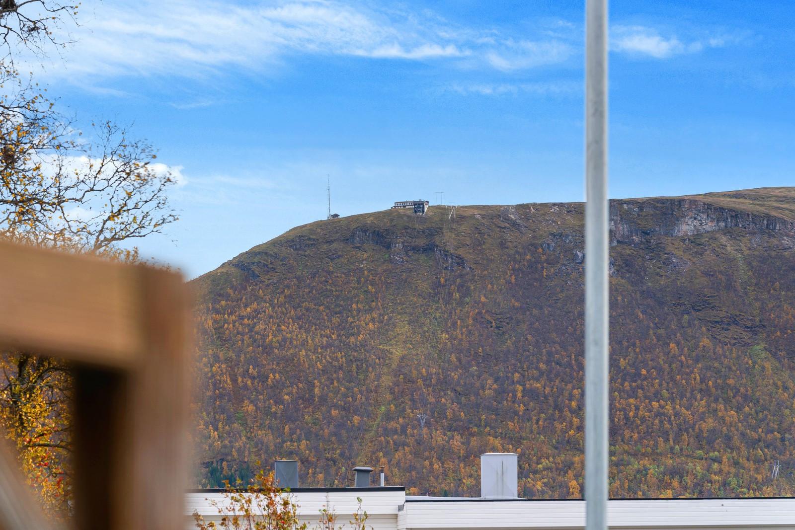 Utsikt mot fastlandet og fjellheisen