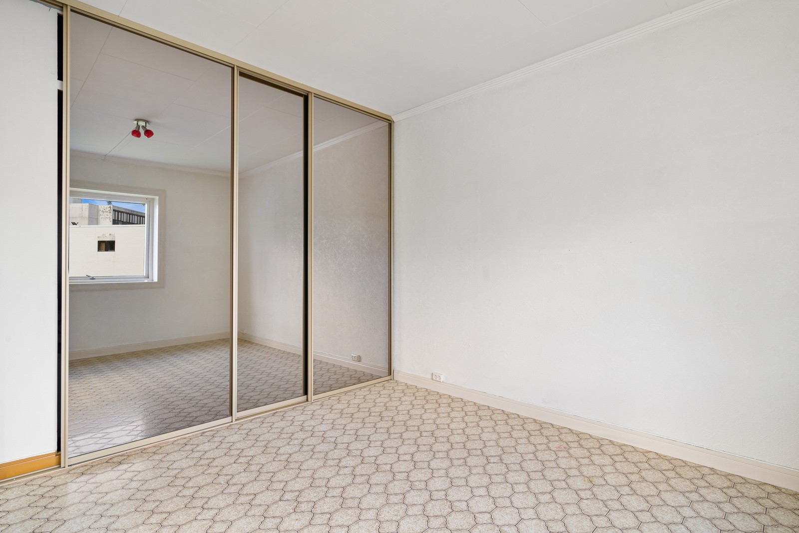Rikelig med oppbevaringsplass på soverom 1 i skyvedørsgarderobe