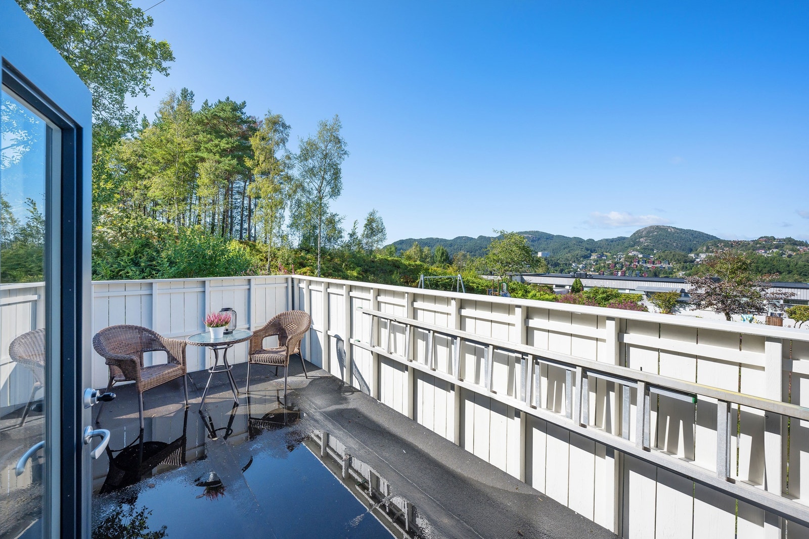 Uteplass på bakside. Flott utsikt over Fyllingsdalen og flere av byfjellene. Galleribilde