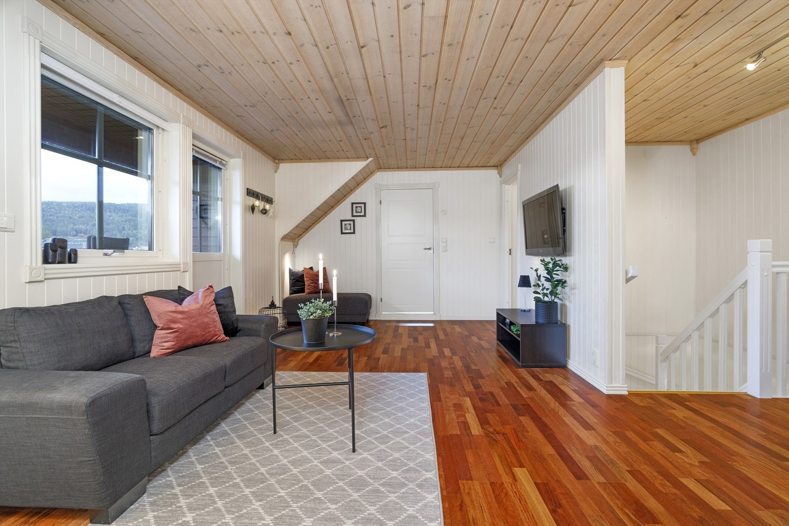 Loftstue med utgang til balkong. Galleribilde