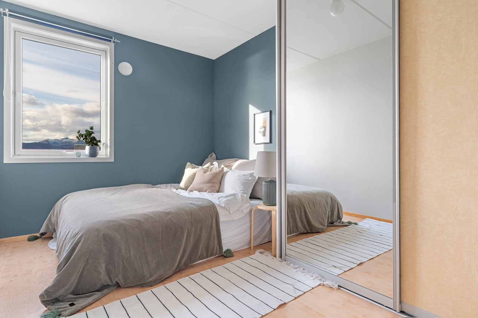 Soverom 2 med rikelig lagringsplass i skyvedørsgarderobe