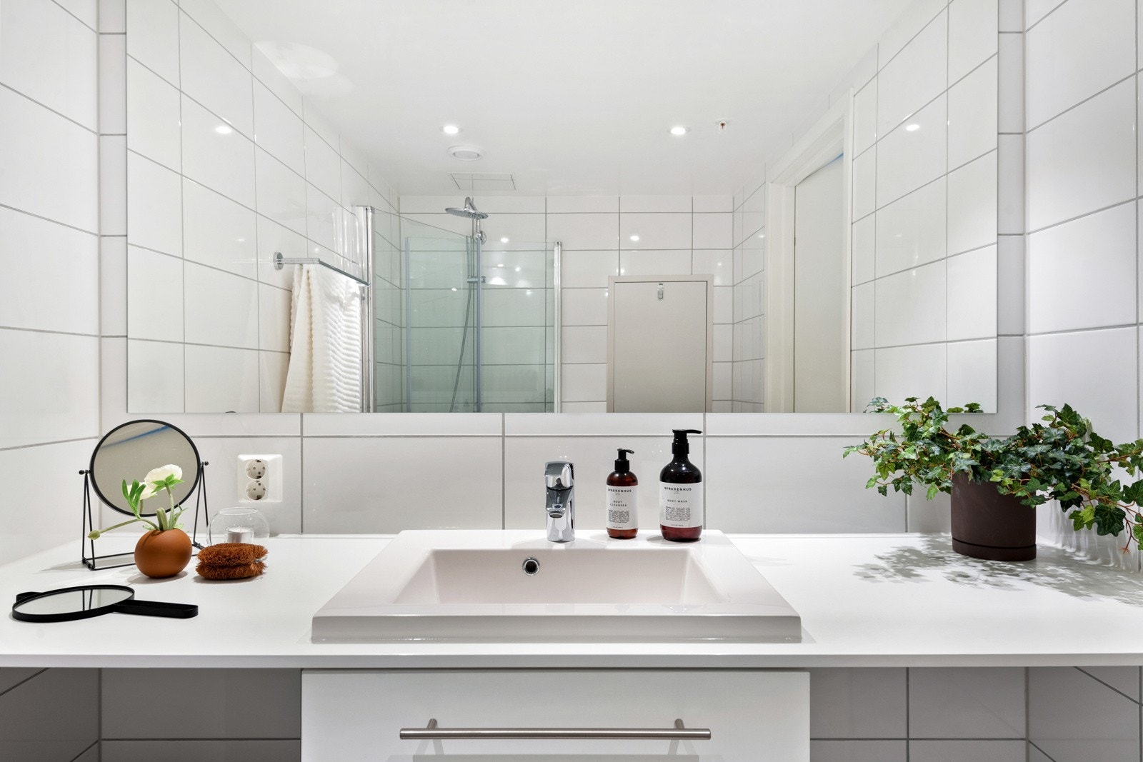 Fin baderomsinnredning, stort speil og downlights Galleribilde