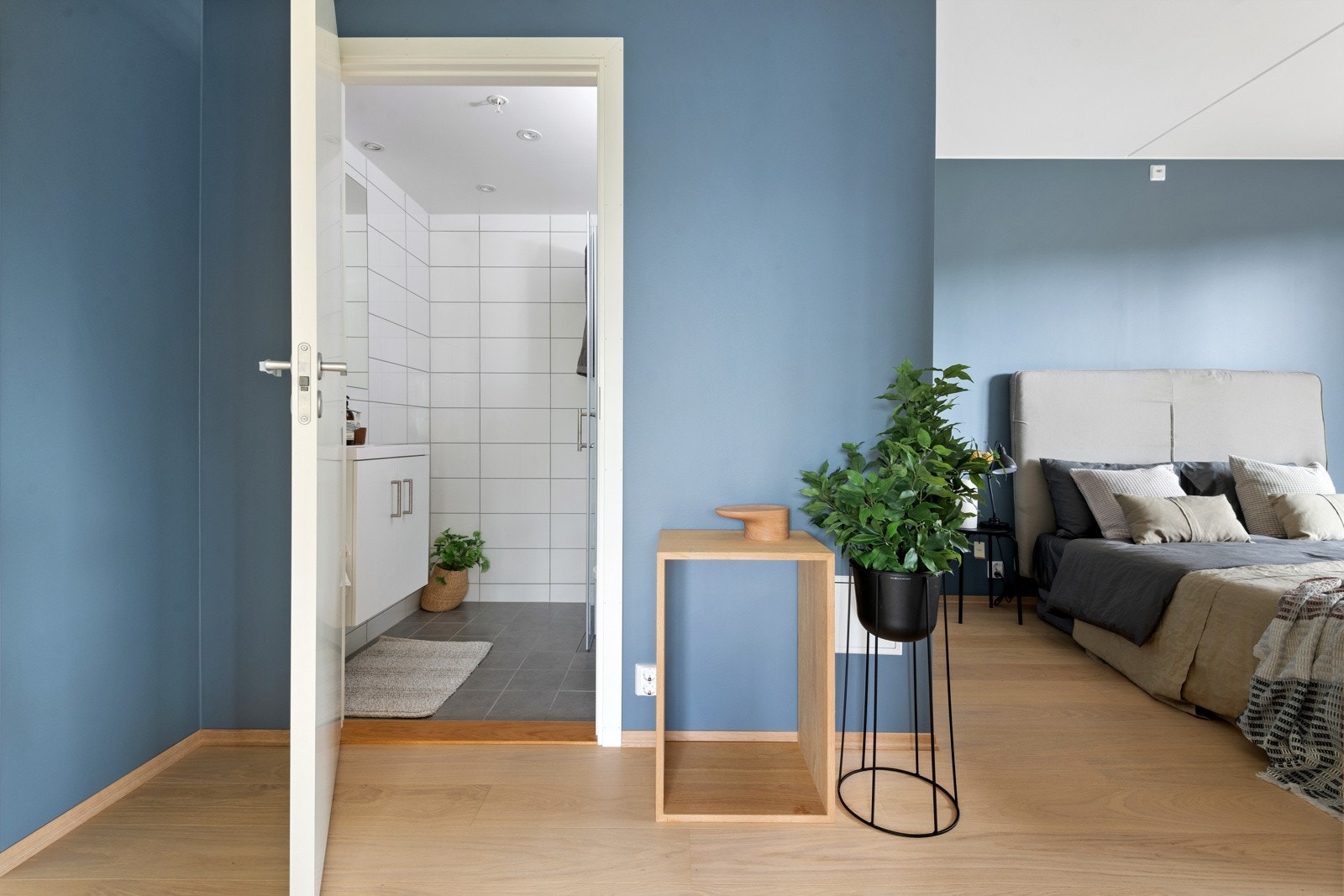 Det er egen voksensone med stort soverom, privat bad og omkledningsrom/bod. Galleribilde