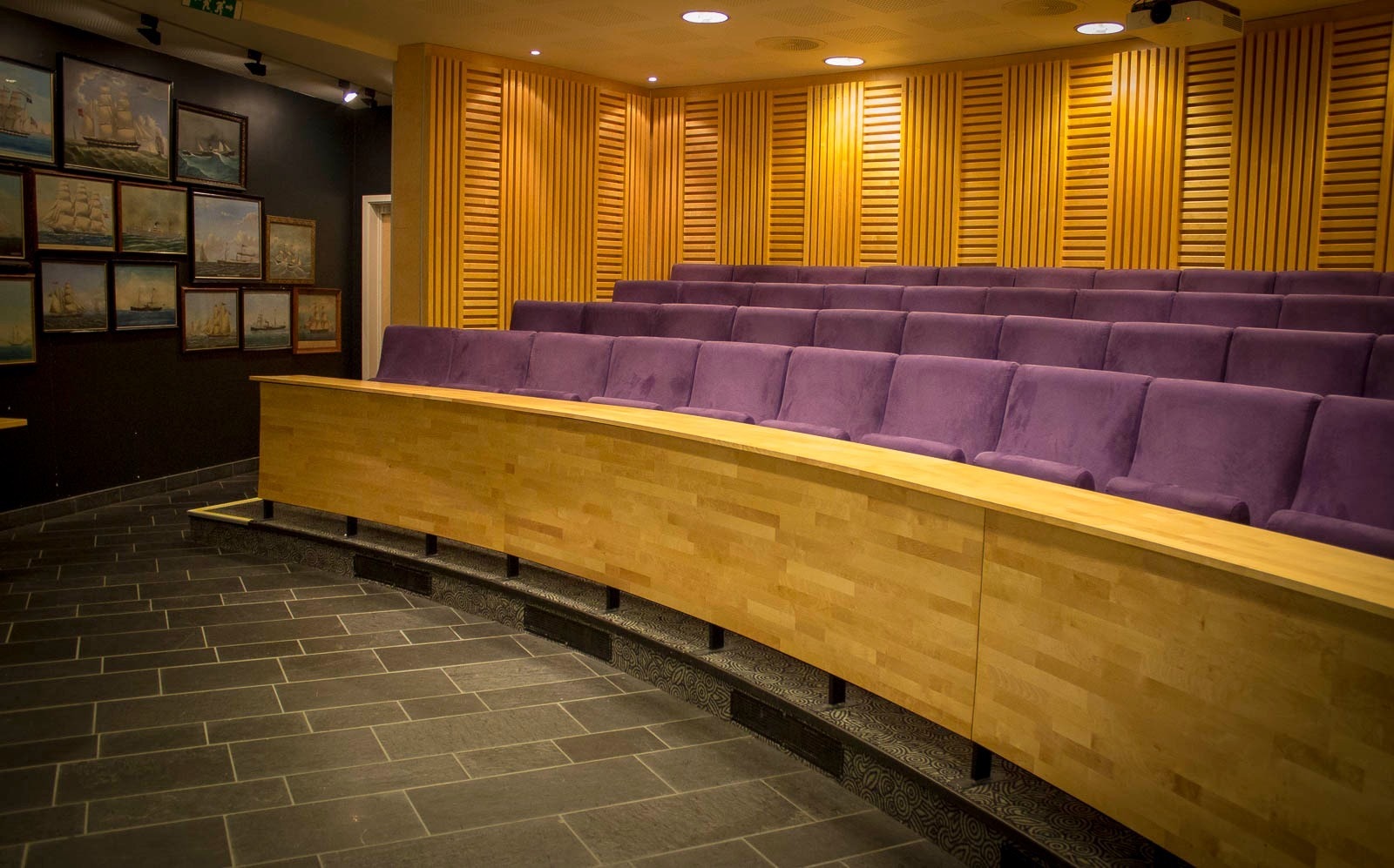 Arrangere møte/seminar? Våre leietakere får tilgang til møterom og auditorium, som enkelt bookes via app. Galleribilde